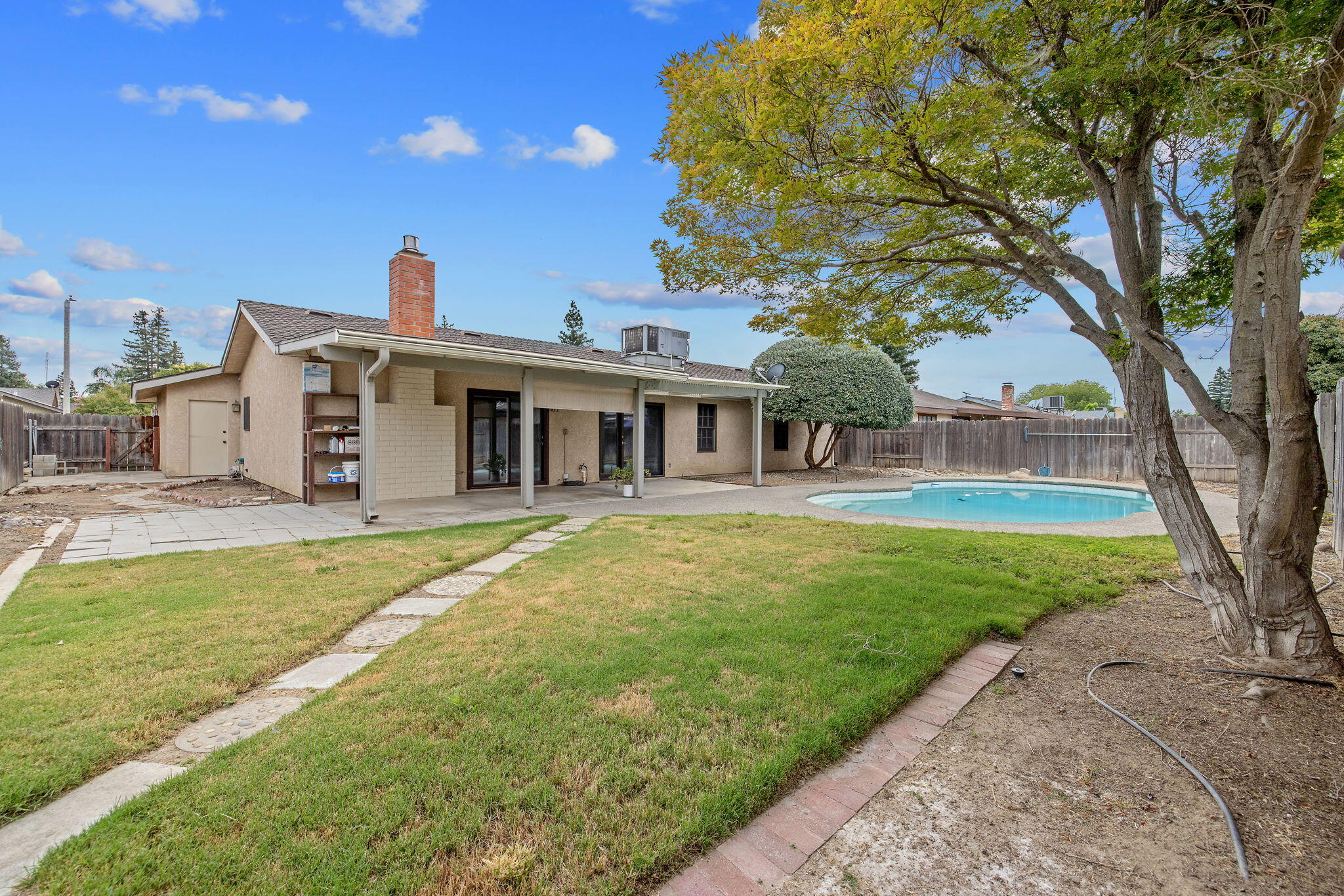 3142 W Sunnyside Ct, Visalia, CA 93277