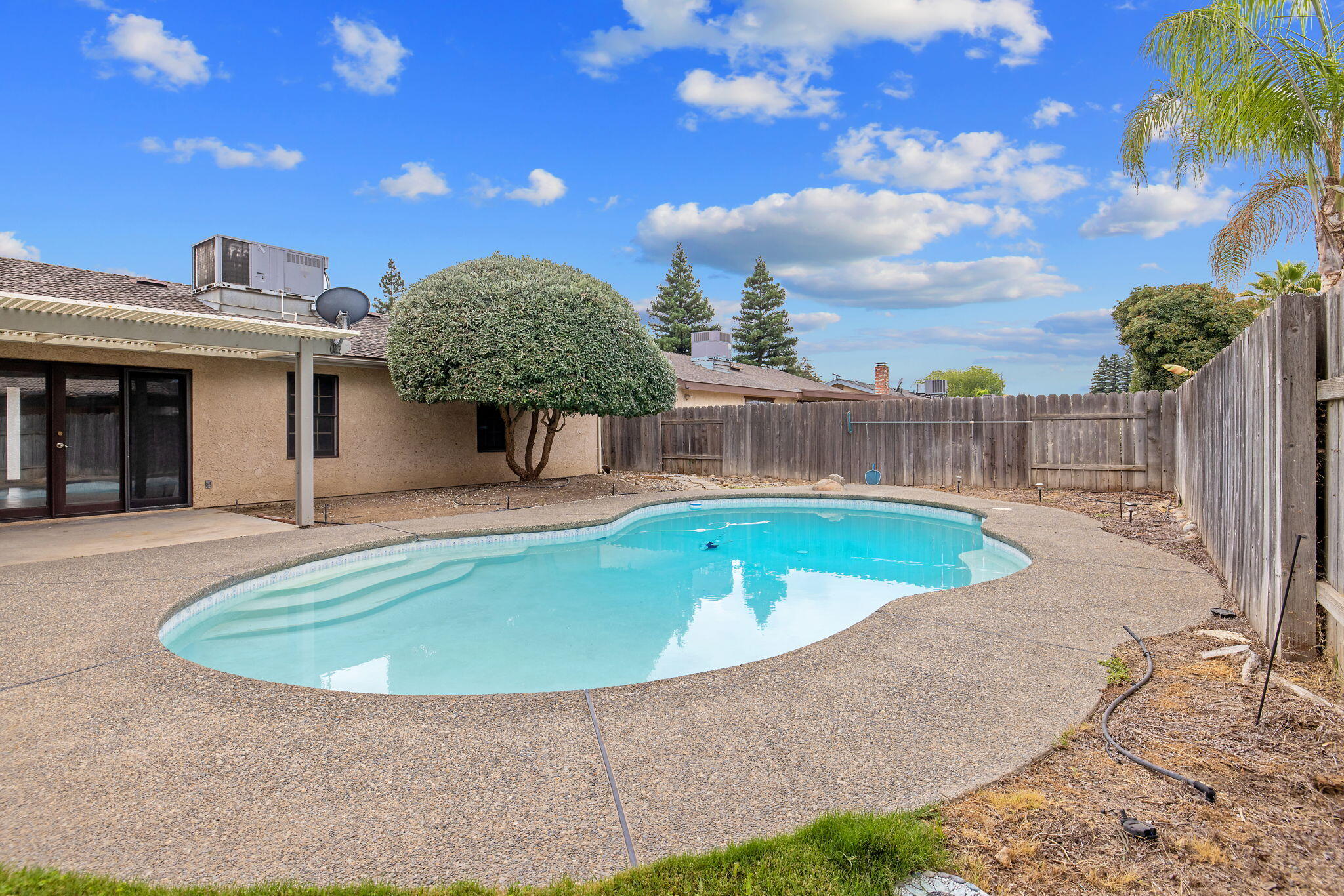 3142 W Sunnyside Ct, Visalia, CA 93277