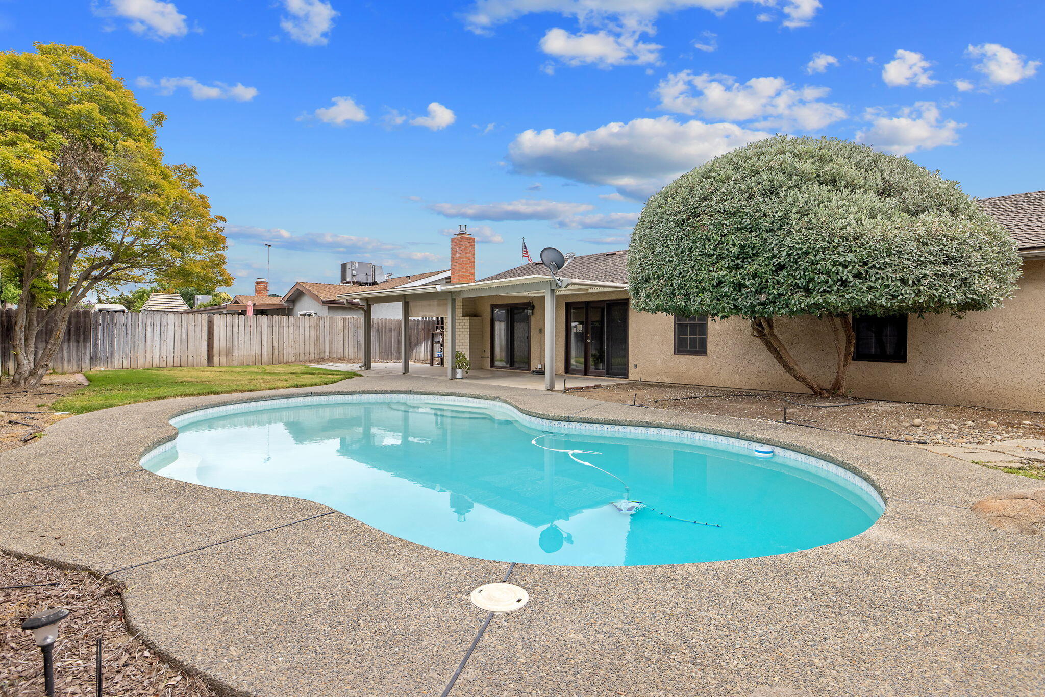3142 W Sunnyside Ct, Visalia, CA 93277