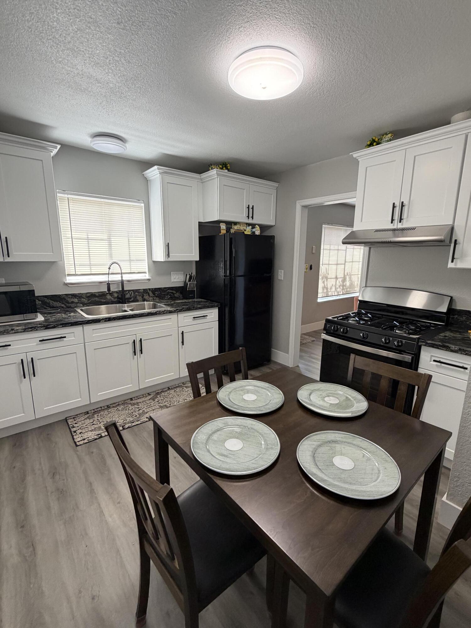 1244 N Central St, Visalia, CA 93291