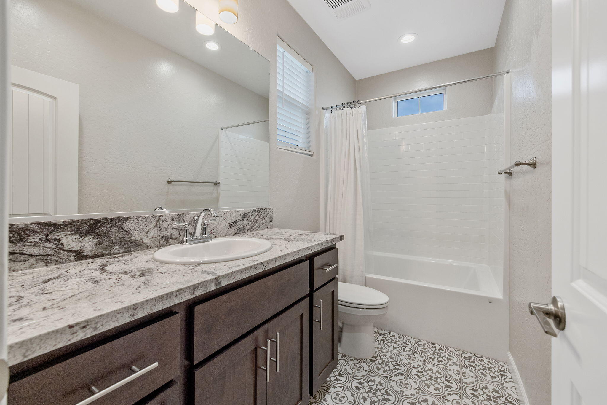 2802 Sand Hills Ave, Tulare, CA 93274