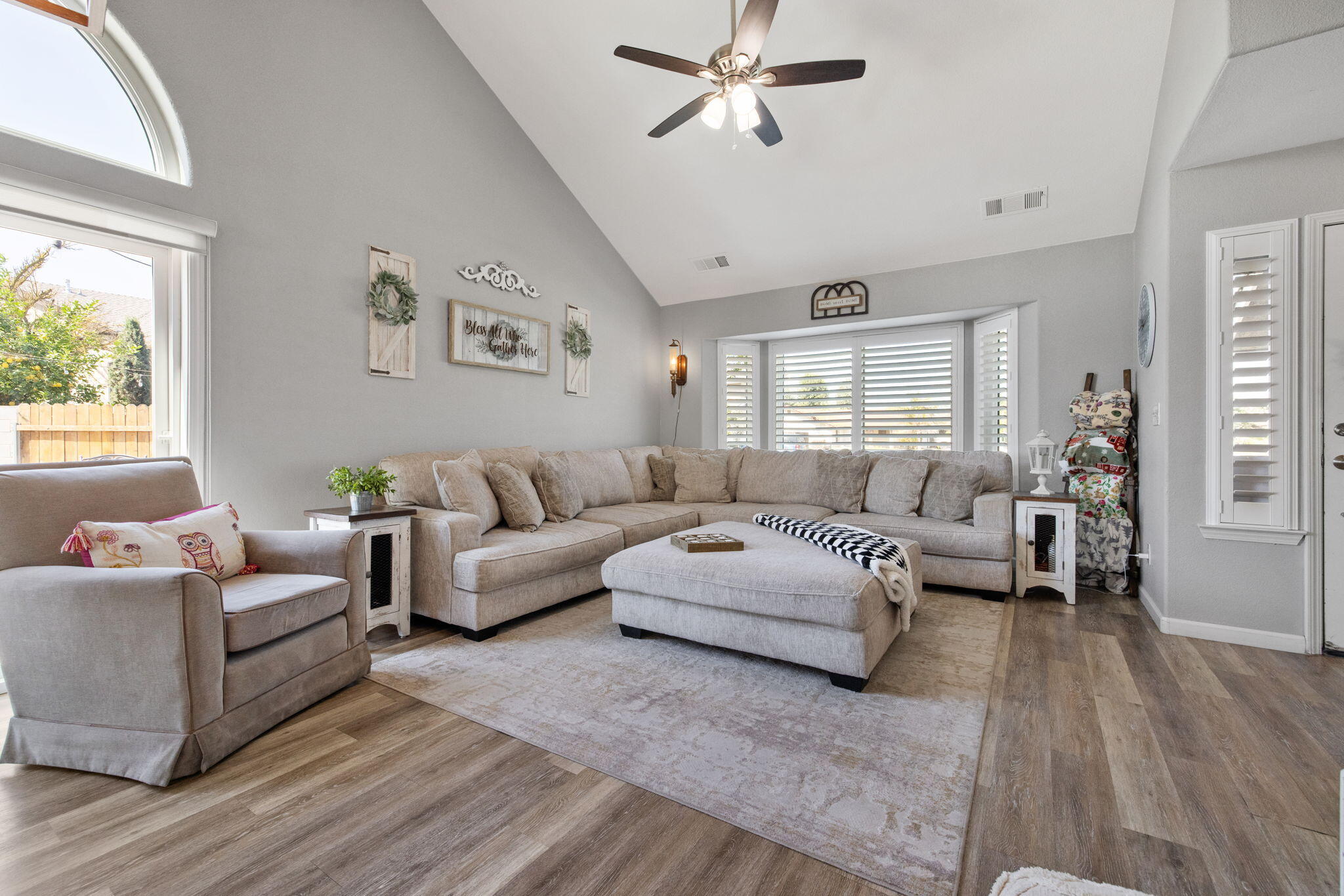 299 Orange Ct, Hanford, CA 93230