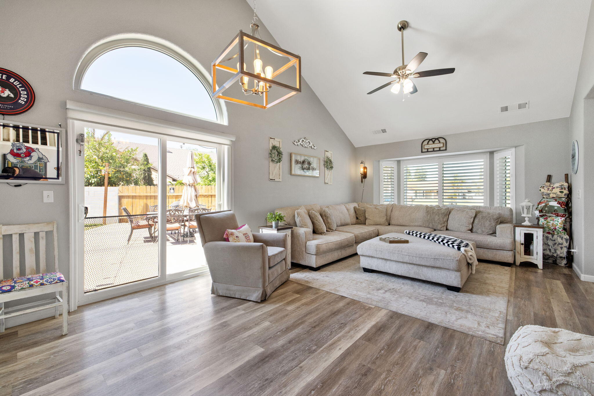 299 Orange Ct, Hanford, CA 93230