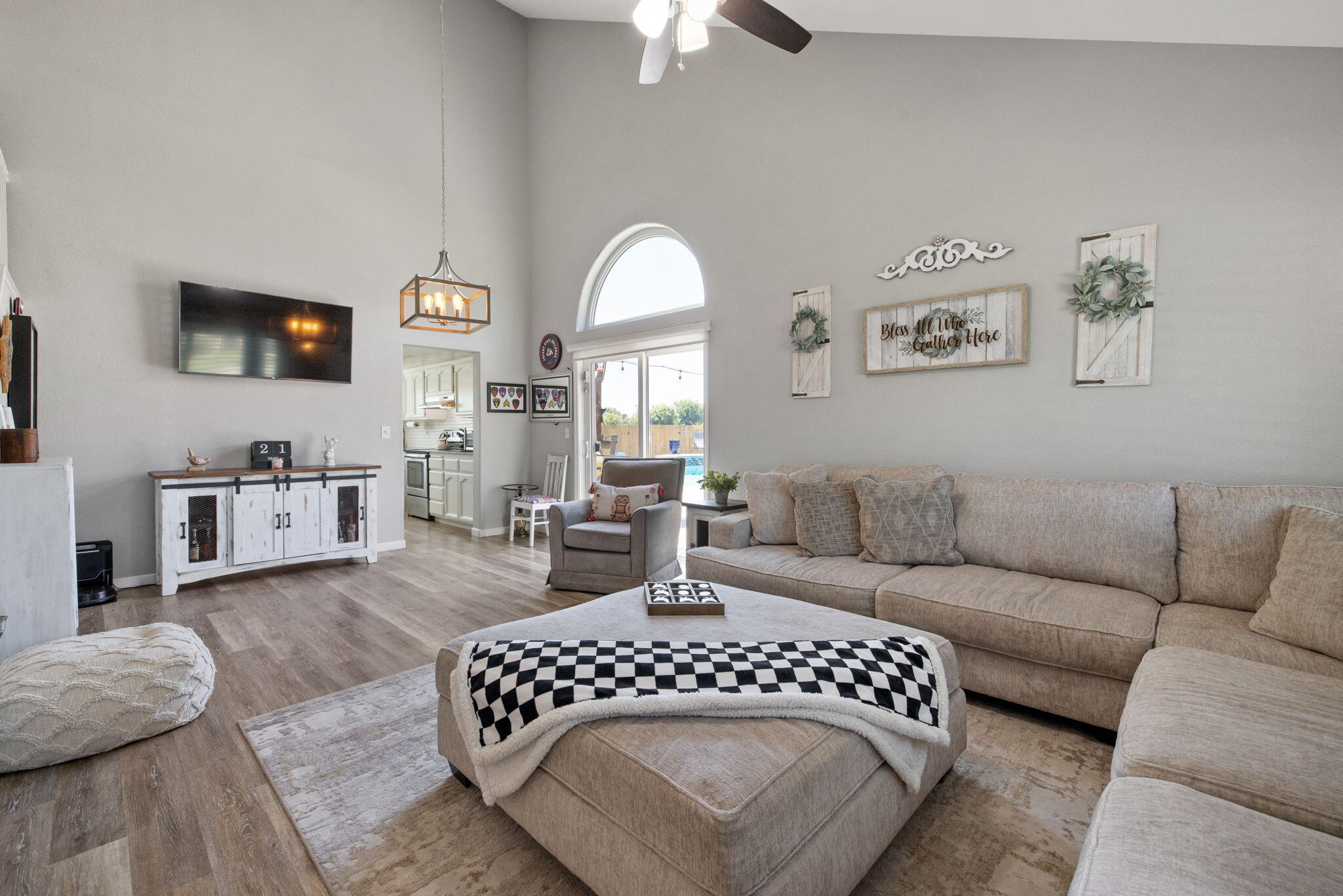 299 Orange Ct, Hanford, CA 93230