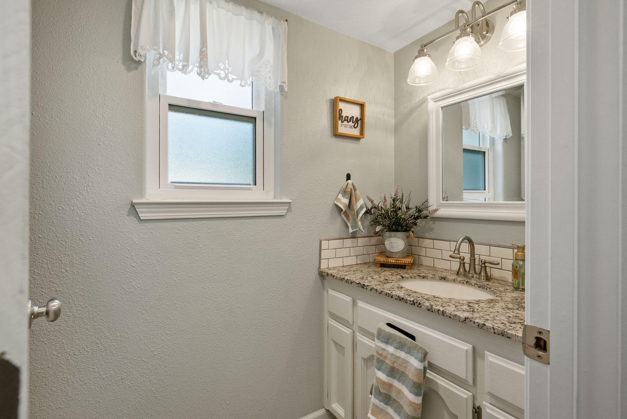 299 Orange Ct, Hanford, CA 93230