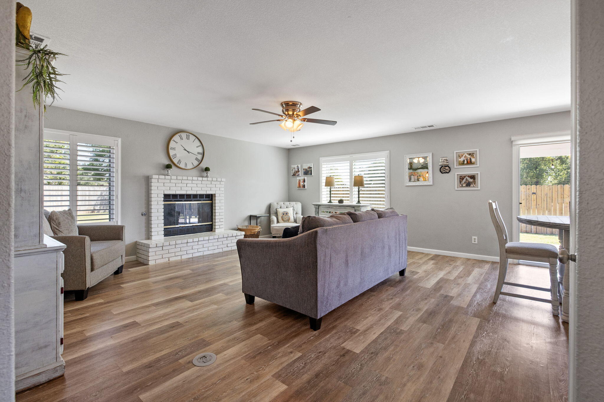 299 Orange Ct, Hanford, CA 93230