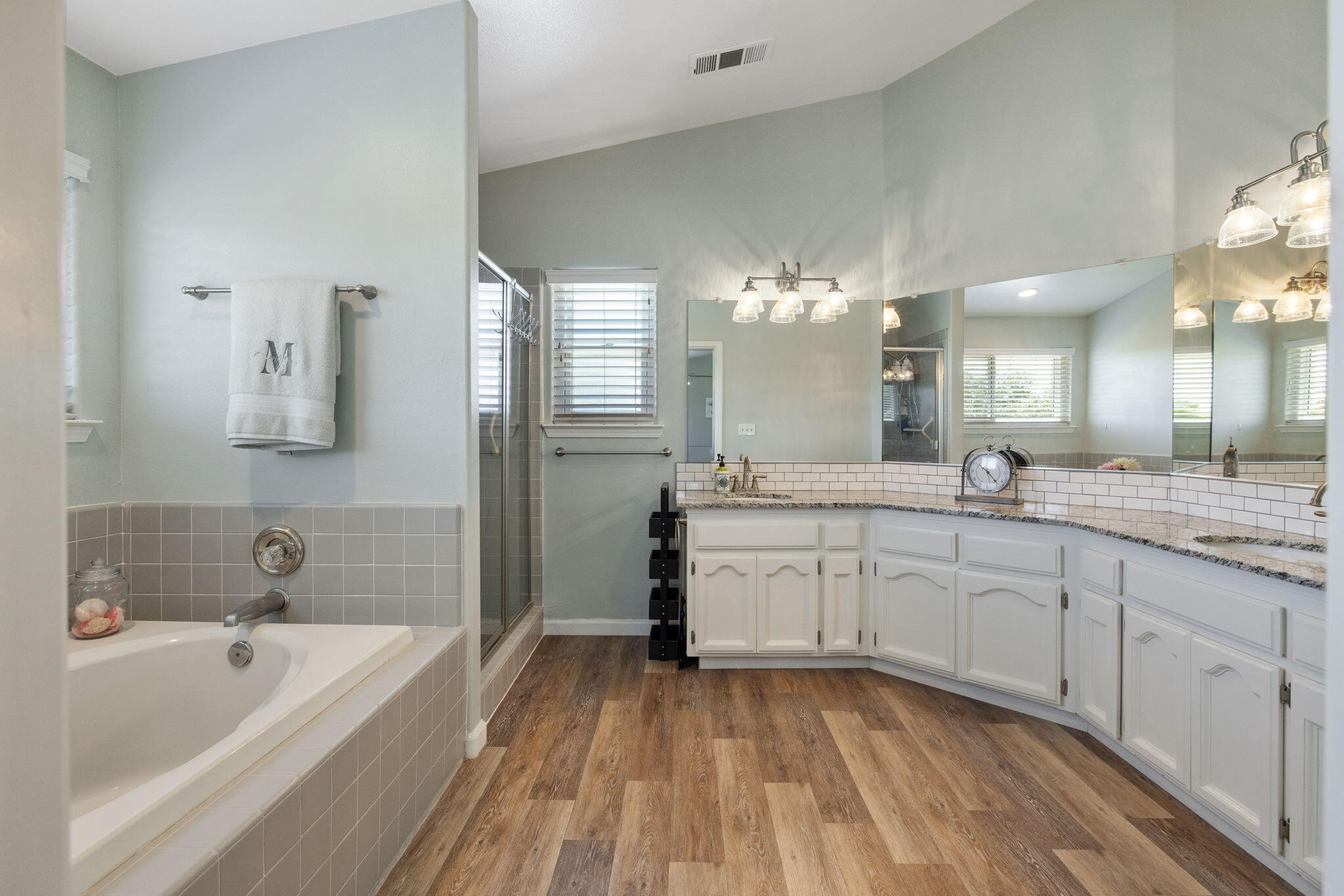 299 Orange Ct, Hanford, CA 93230