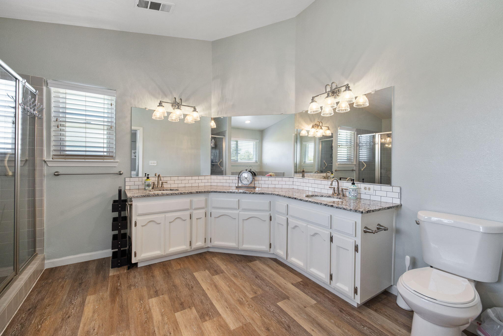 299 Orange Ct, Hanford, CA 93230