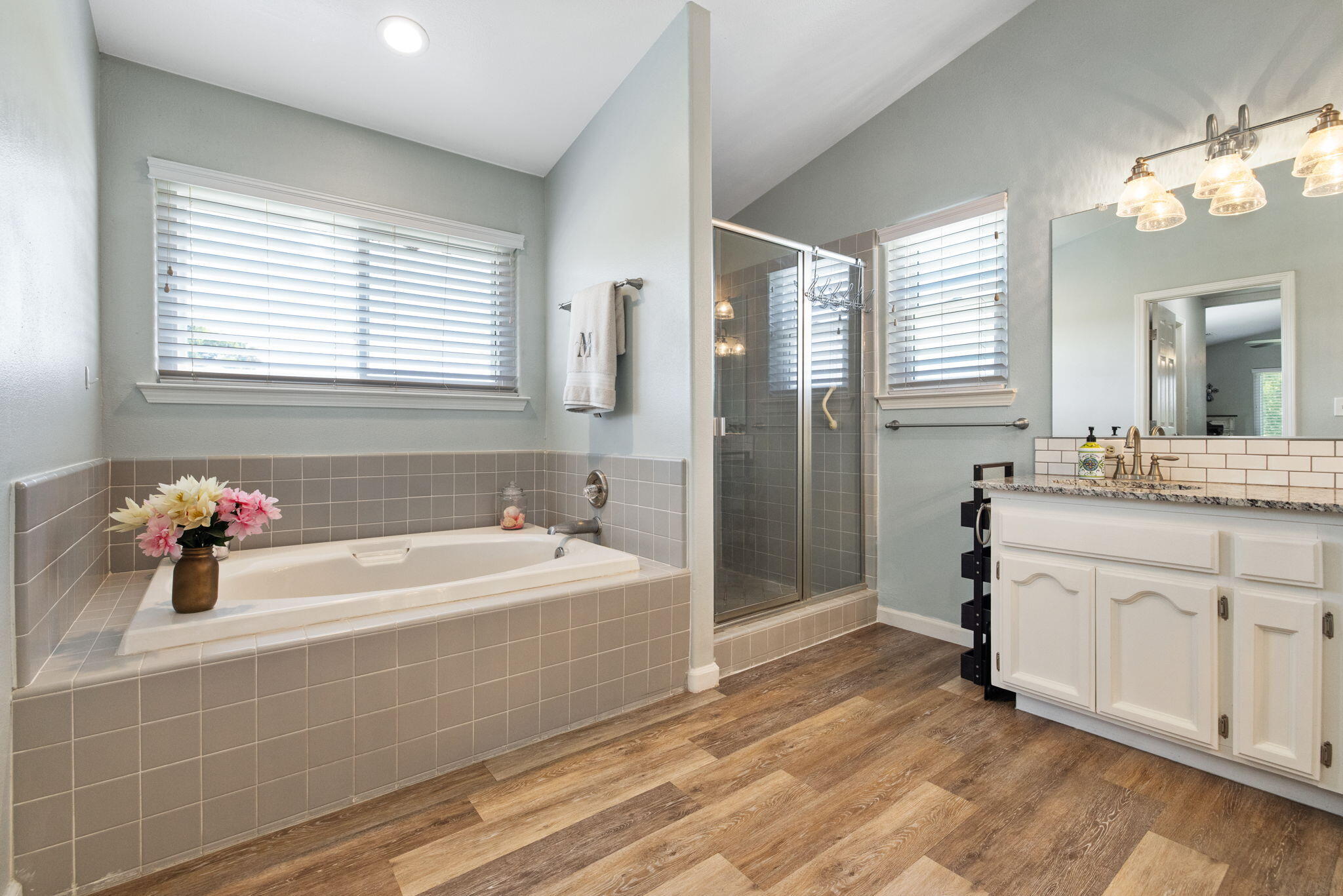 299 Orange Ct, Hanford, CA 93230