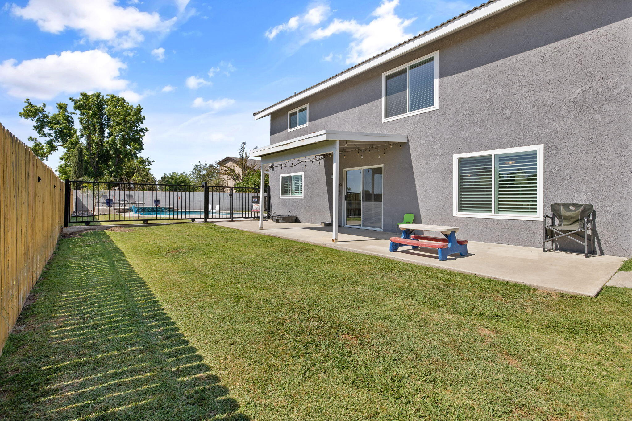 299 Orange Ct, Hanford, CA 93230