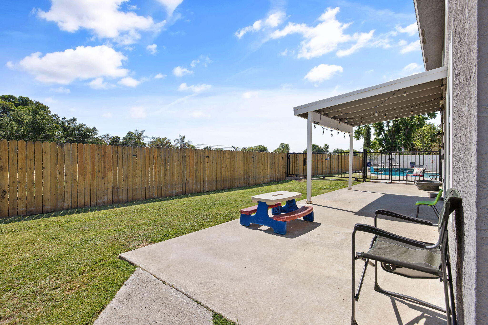 299 Orange Ct, Hanford, CA 93230