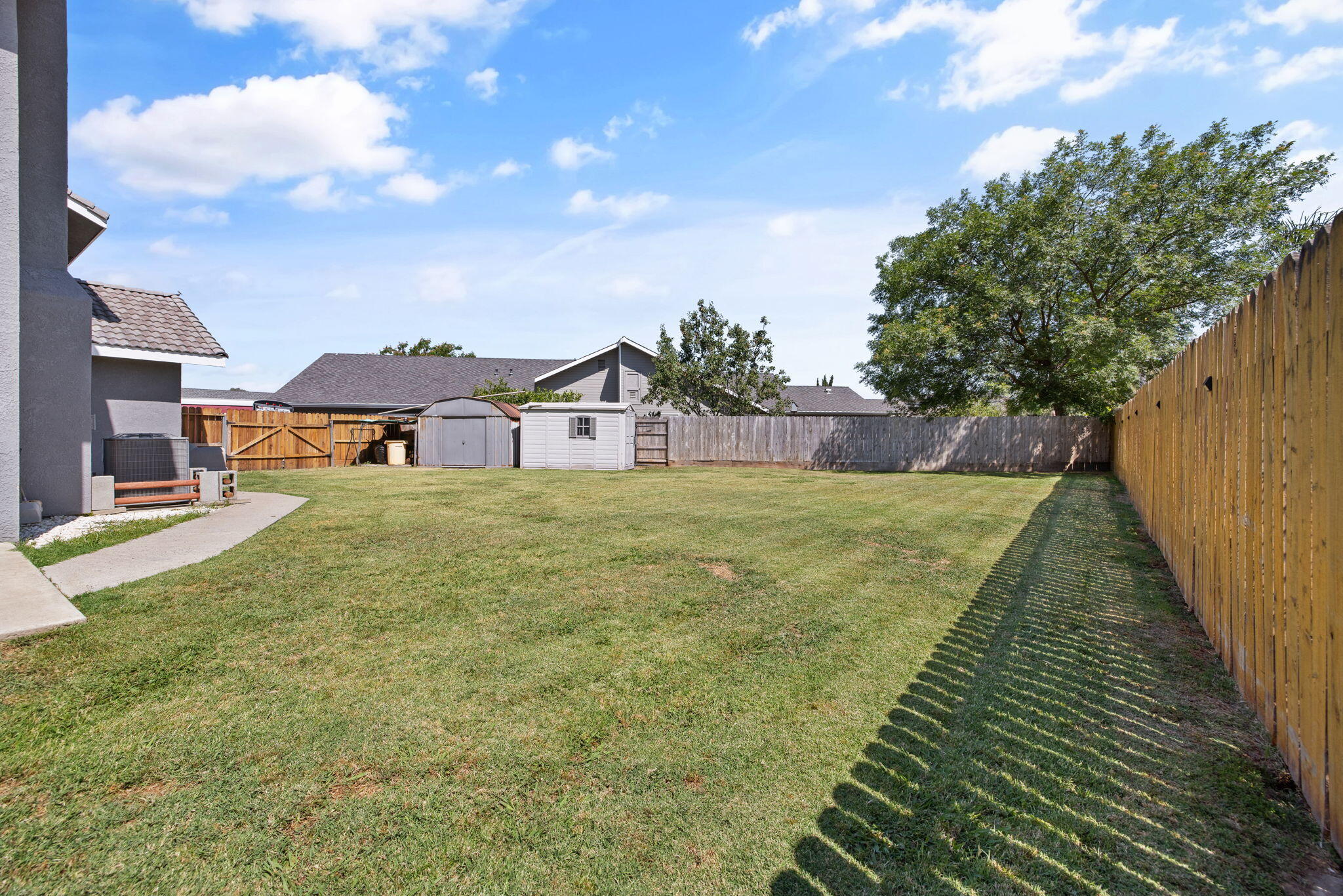 299 Orange Ct, Hanford, CA 93230