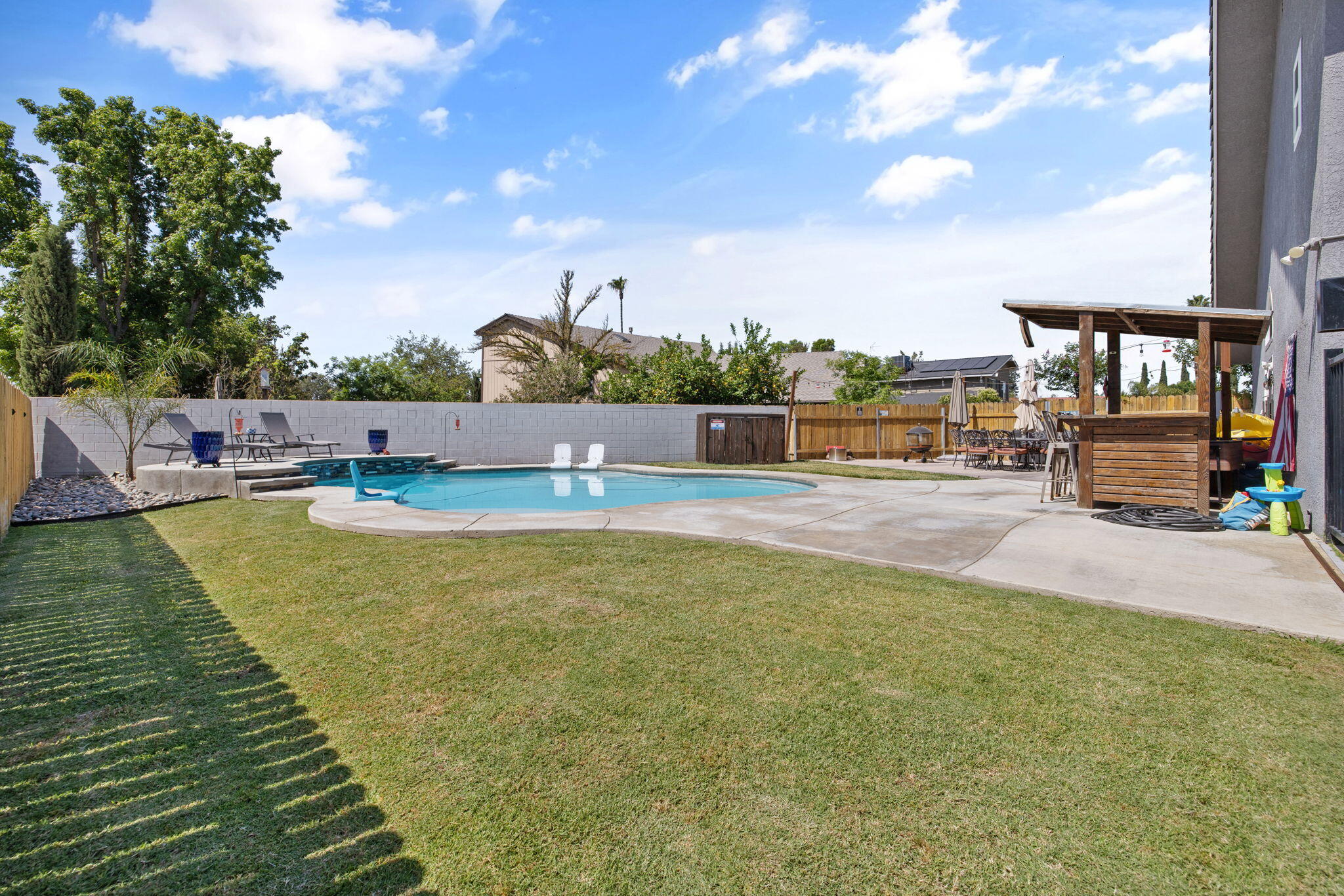 299 Orange Ct, Hanford, CA 93230