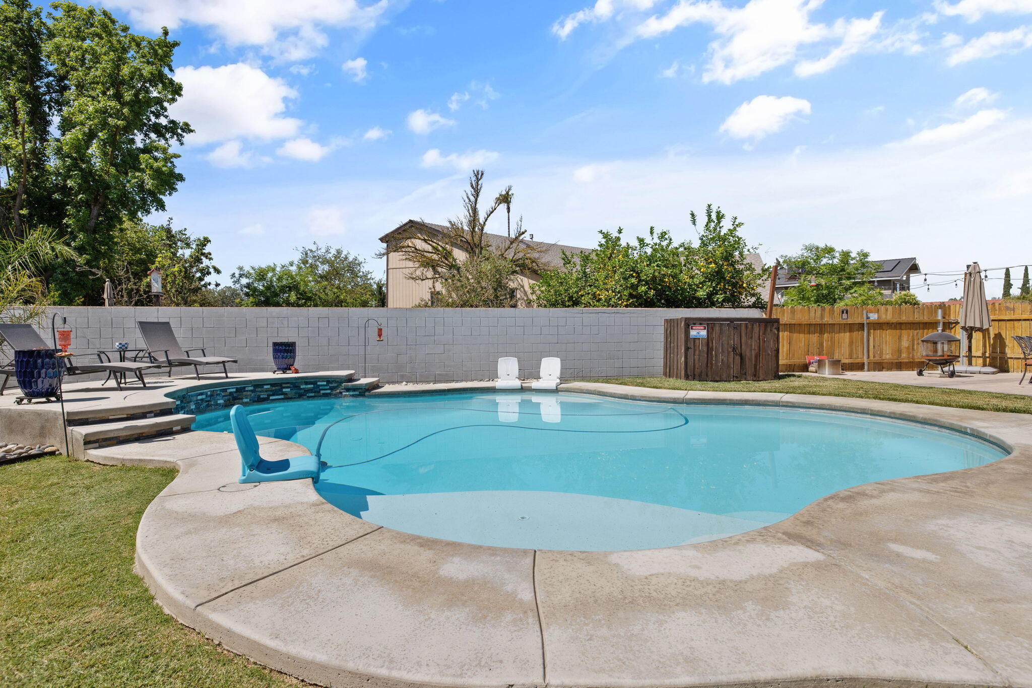 299 Orange Ct, Hanford, CA 93230