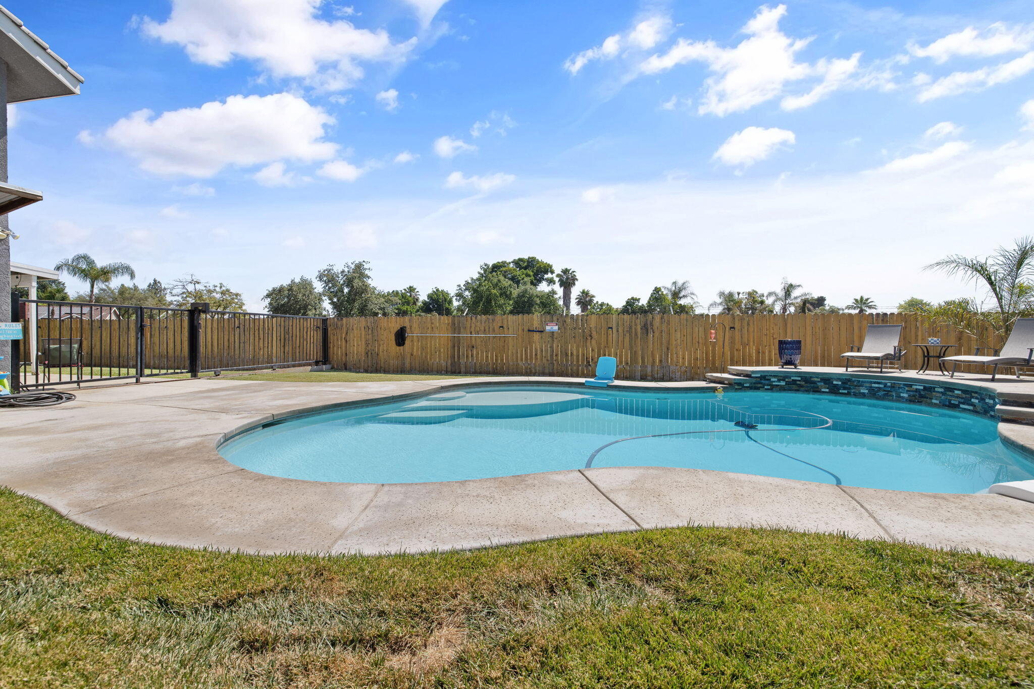 299 Orange Ct, Hanford, CA 93230