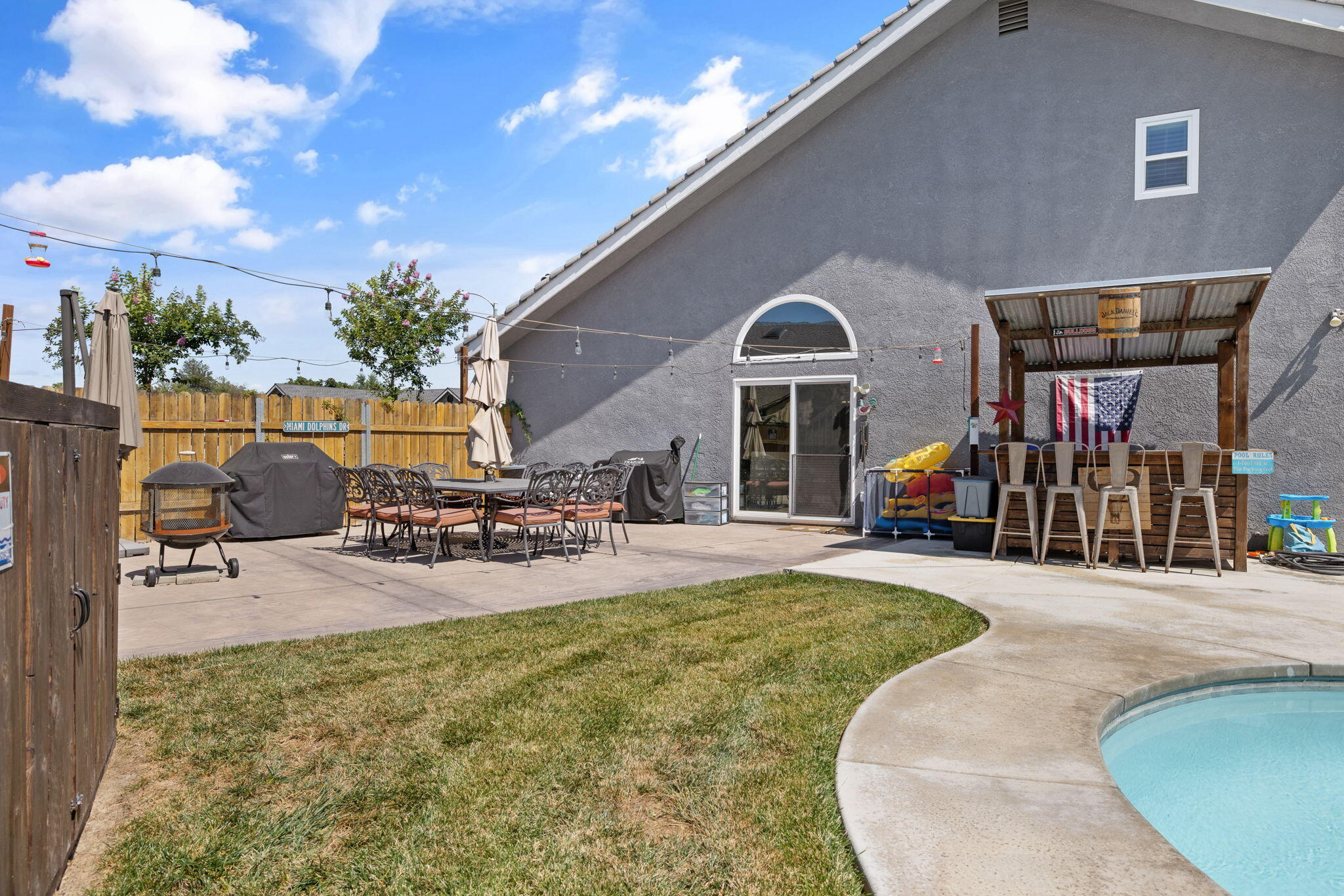 299 Orange Ct, Hanford, CA 93230