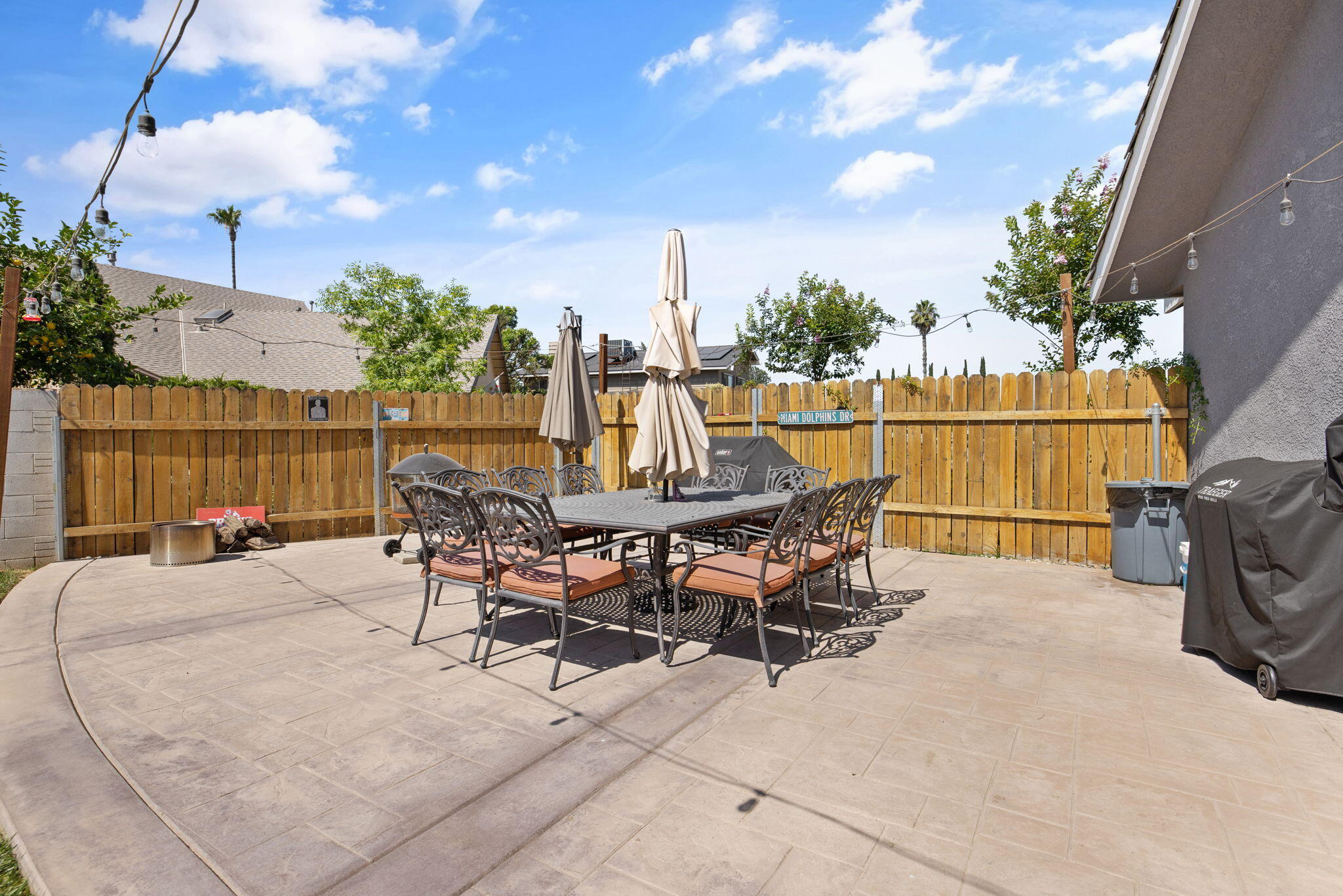 299 Orange Ct, Hanford, CA 93230