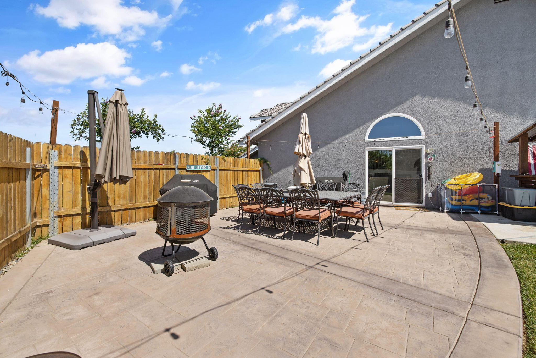 299 Orange Ct, Hanford, CA 93230