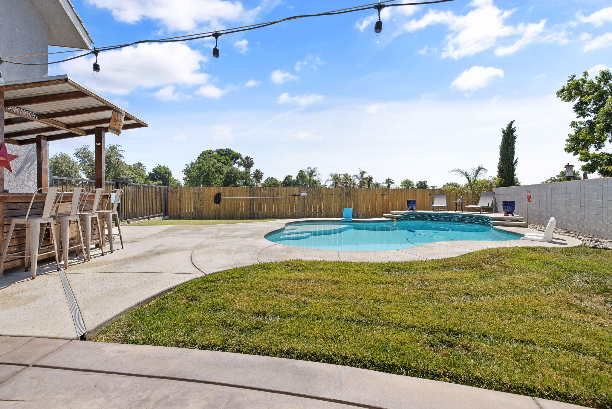 299 Orange Ct, Hanford, CA 93230