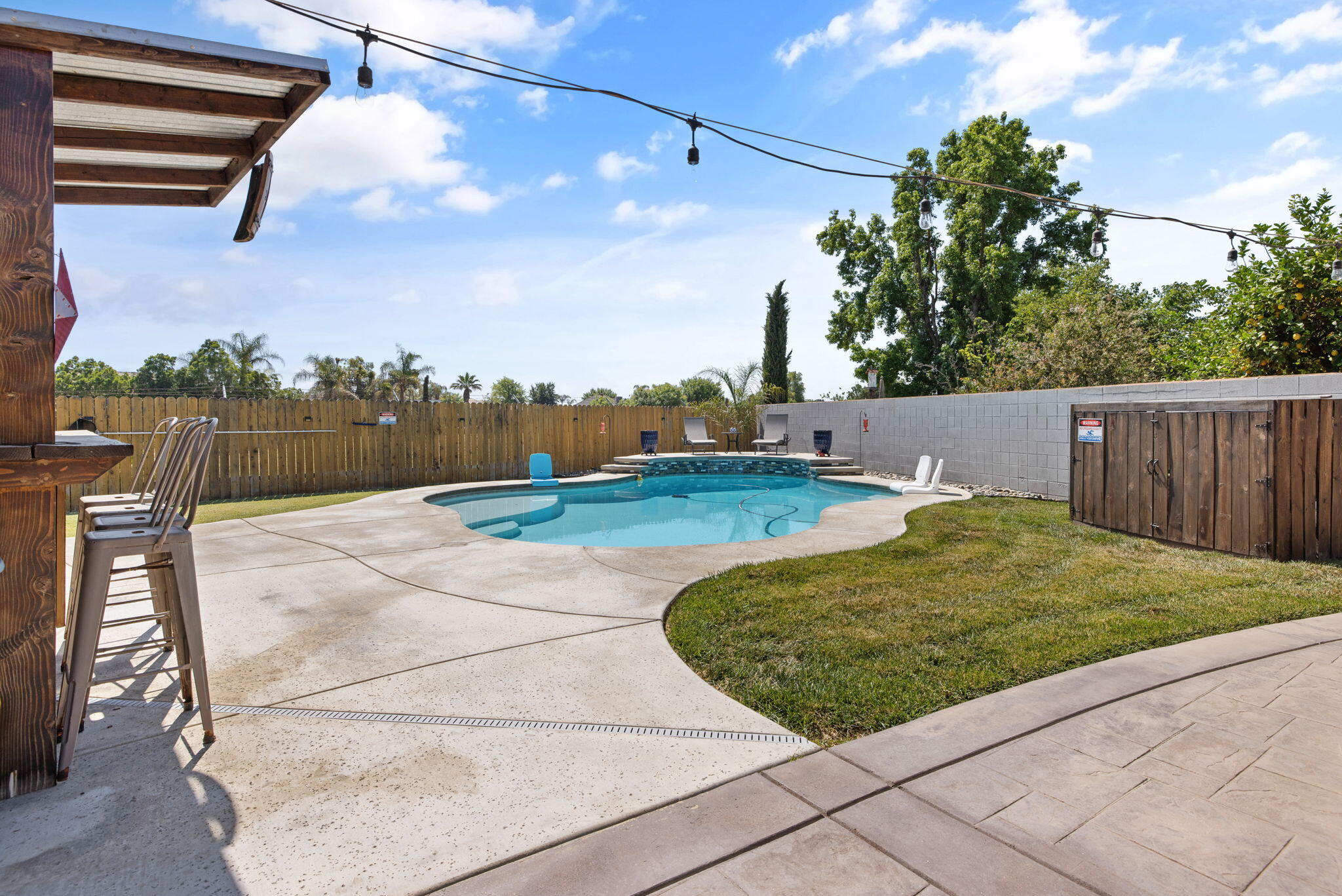 299 Orange Ct, Hanford, CA 93230
