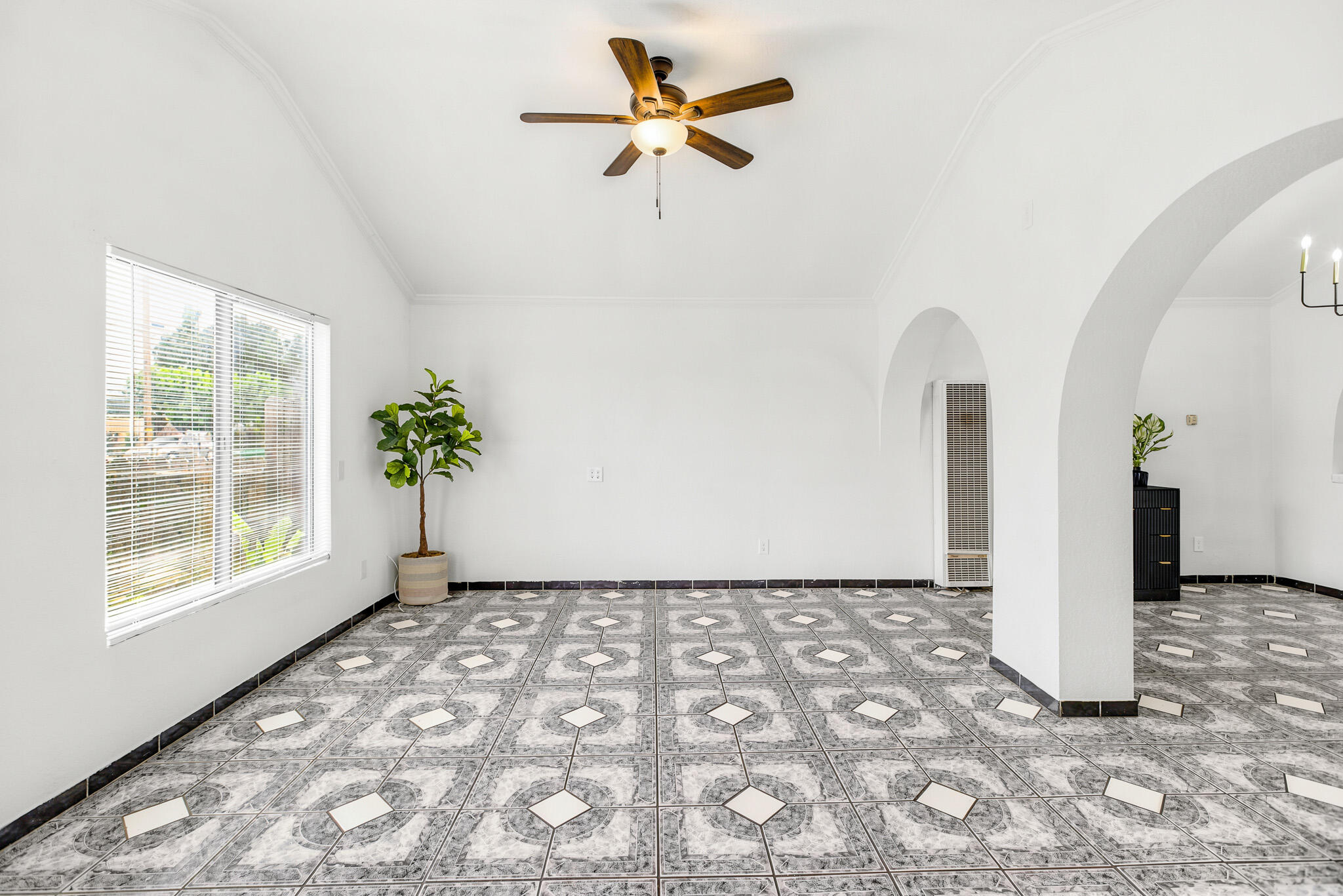233 W River Ave, Porterville, CA 93257
