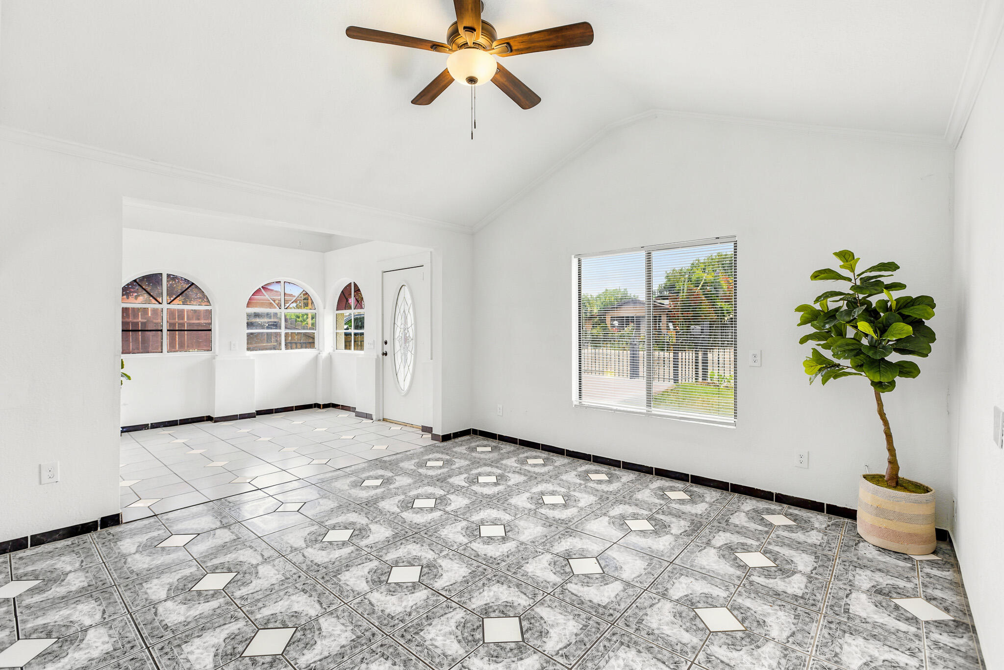 233 W River Ave, Porterville, CA 93257