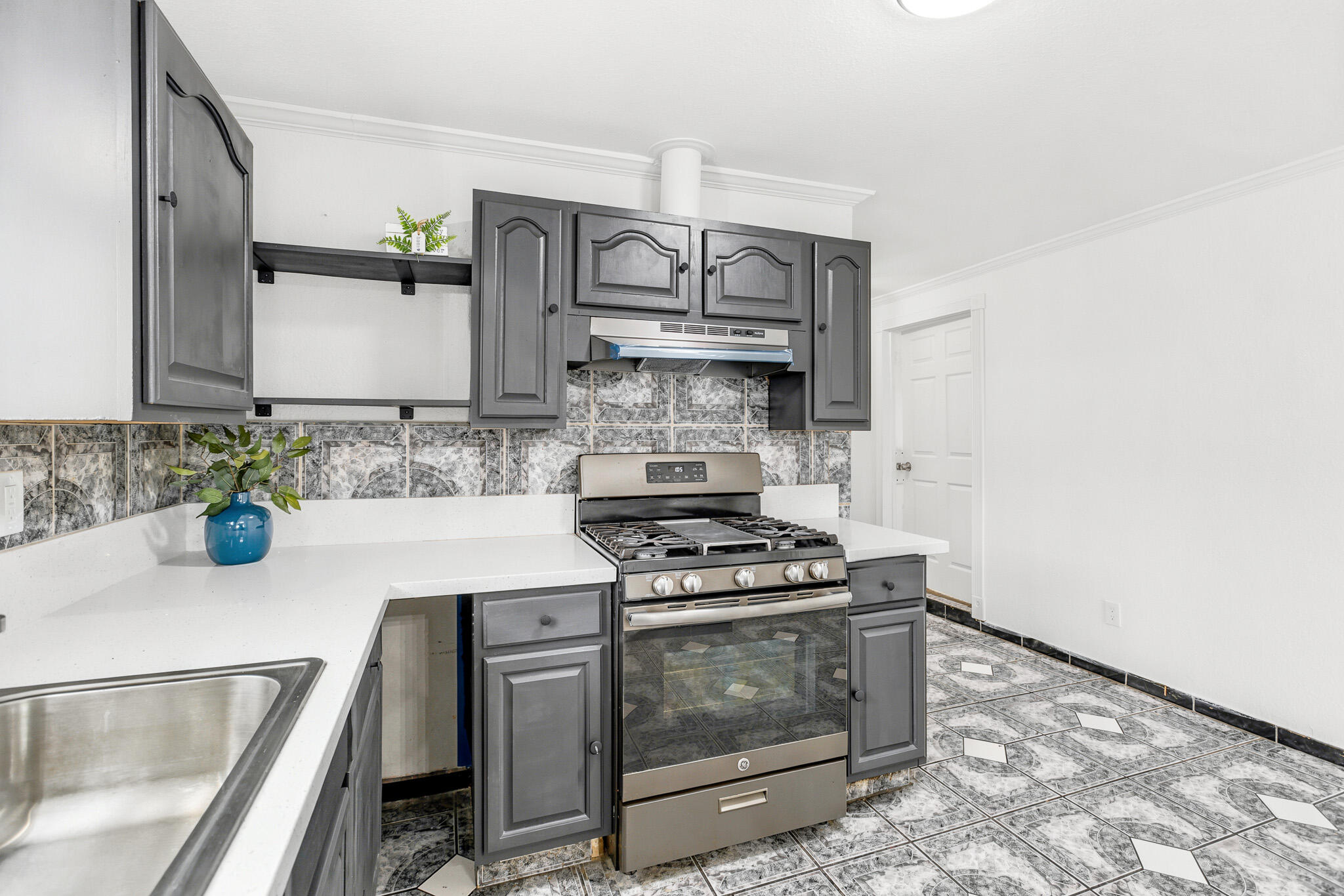 233 W River Ave, Porterville, CA 93257