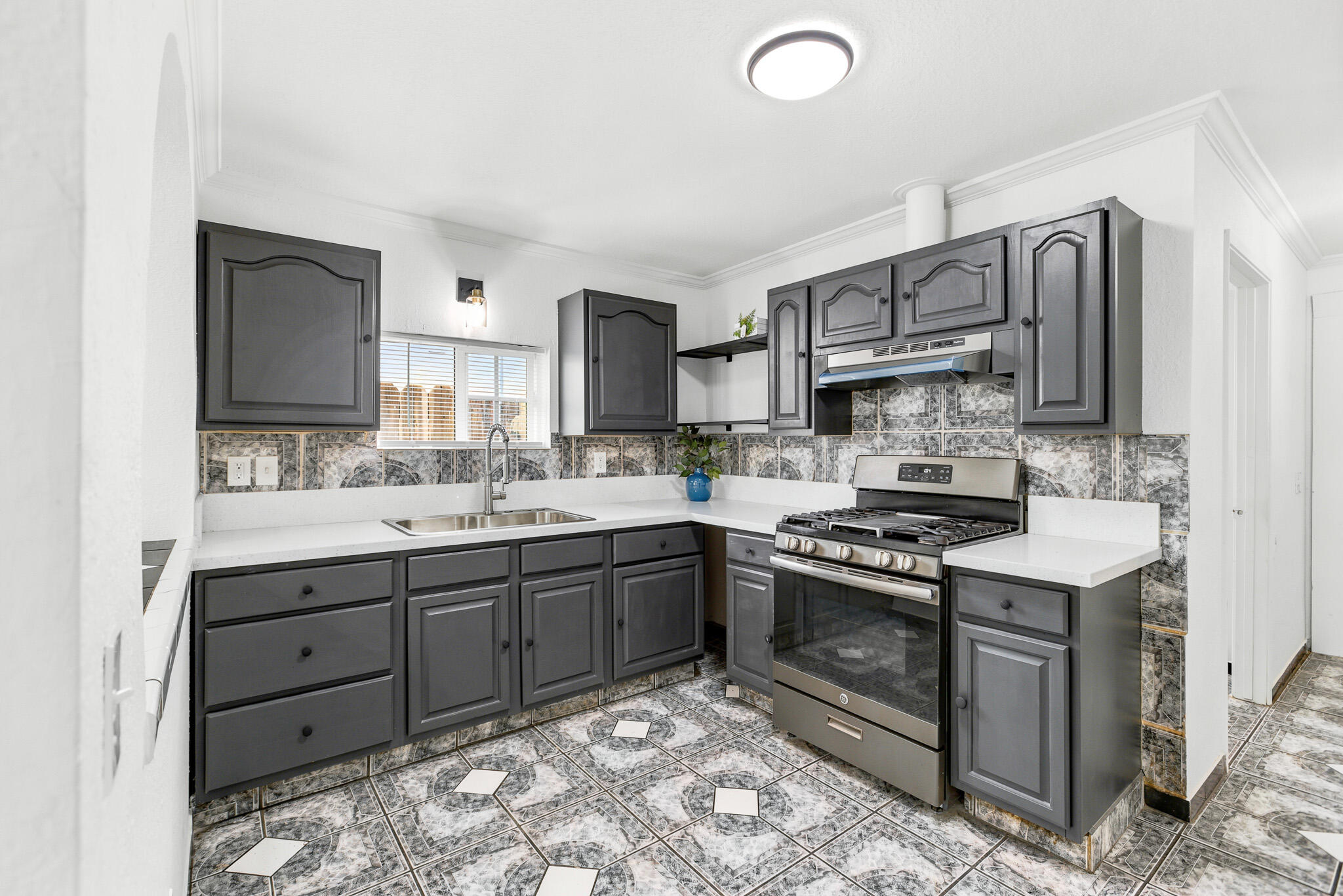 233 W River Ave, Porterville, CA 93257