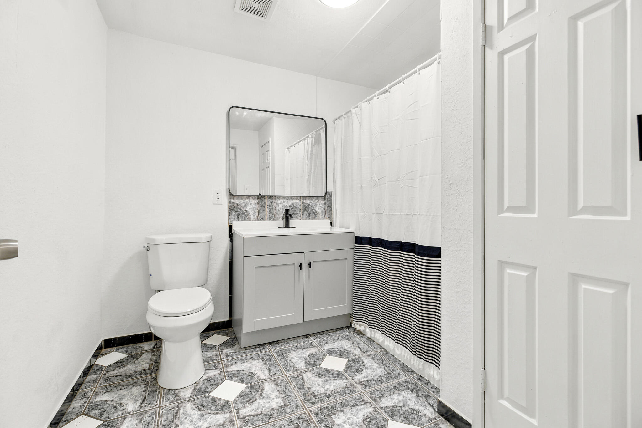 233 W River Ave, Porterville, CA 93257