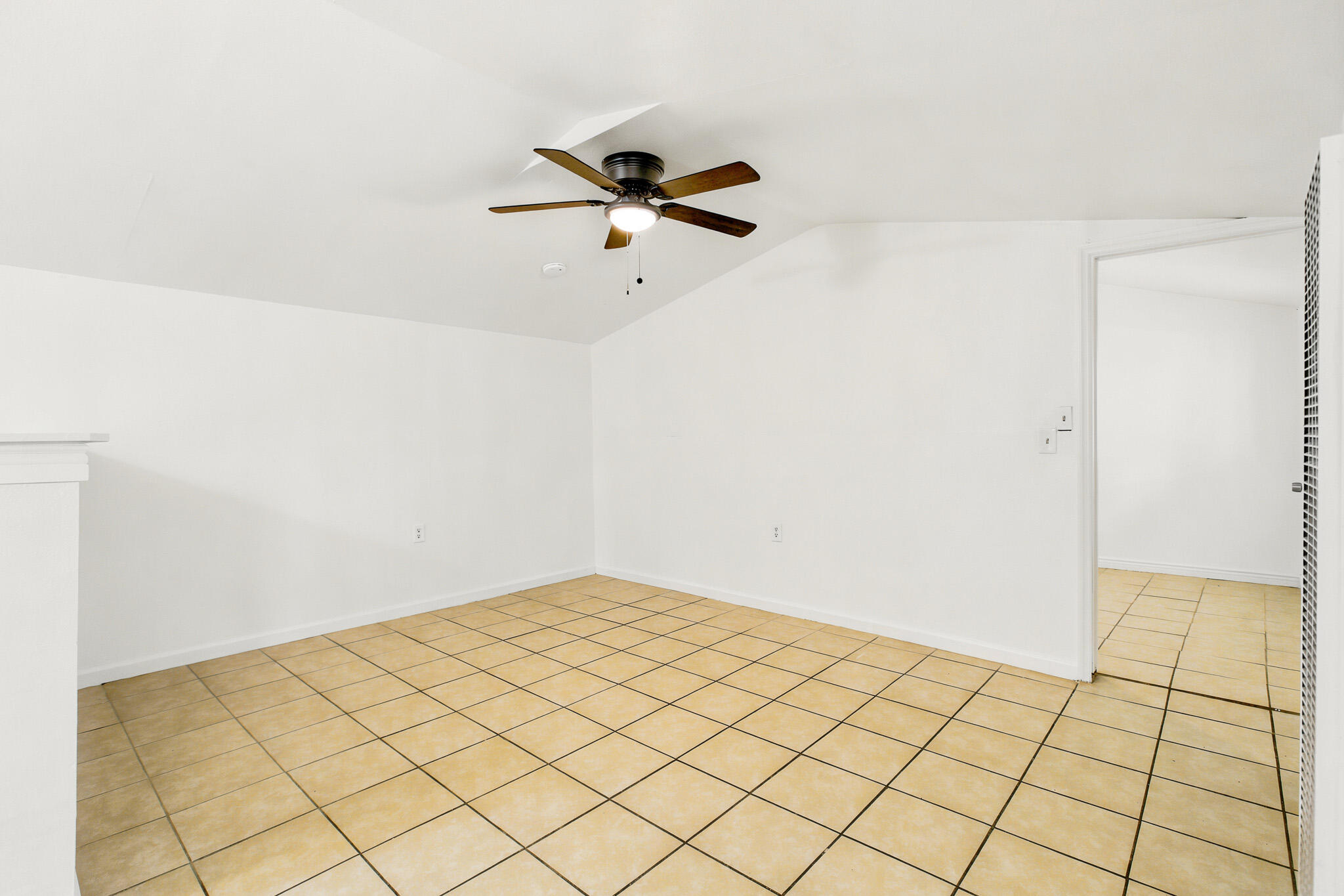 233 W River Ave, Porterville, CA 93257