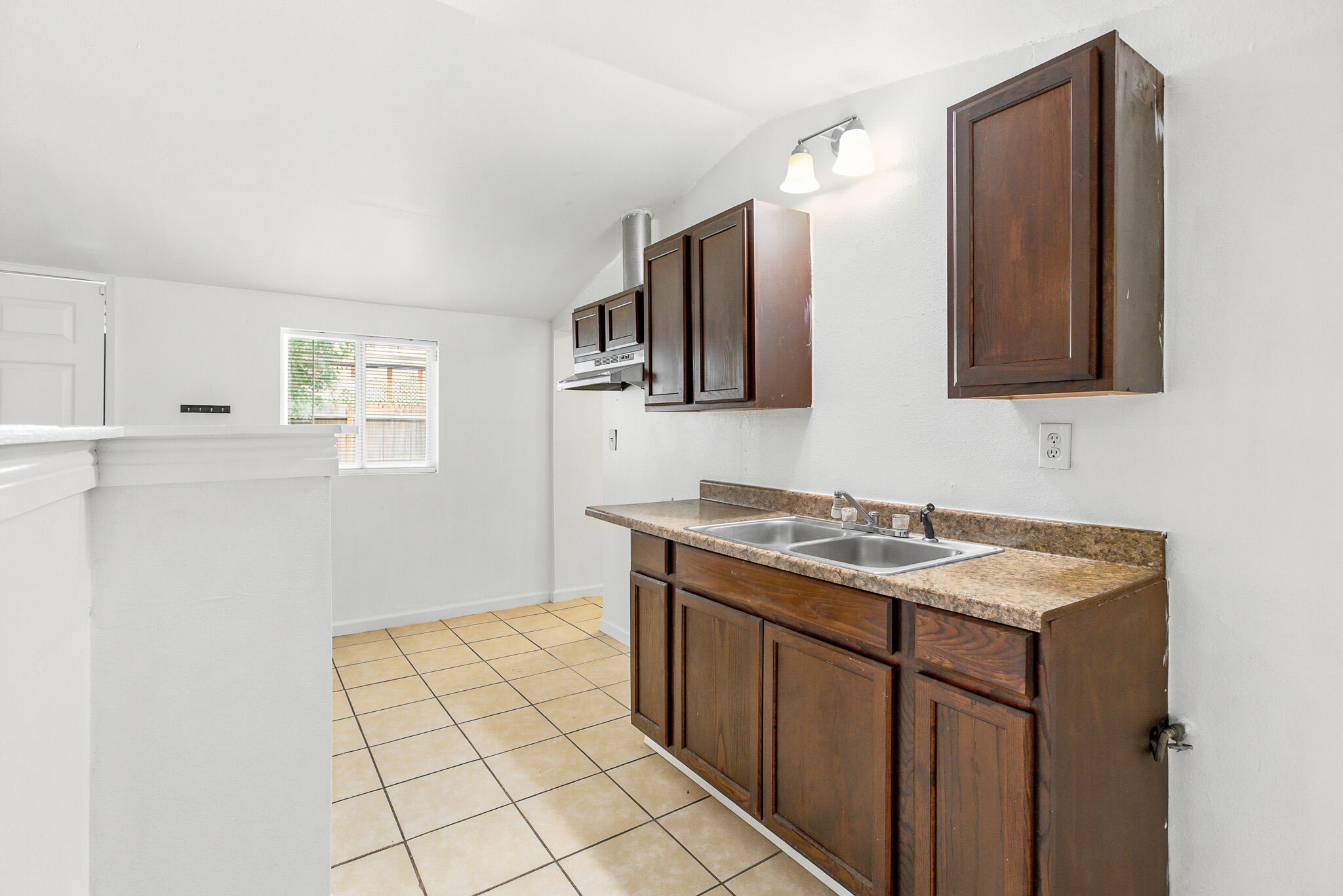 233 W River Ave, Porterville, CA 93257