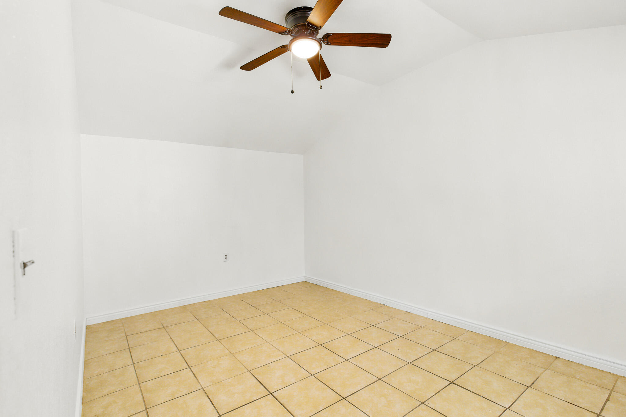 233 W River Ave, Porterville, CA 93257