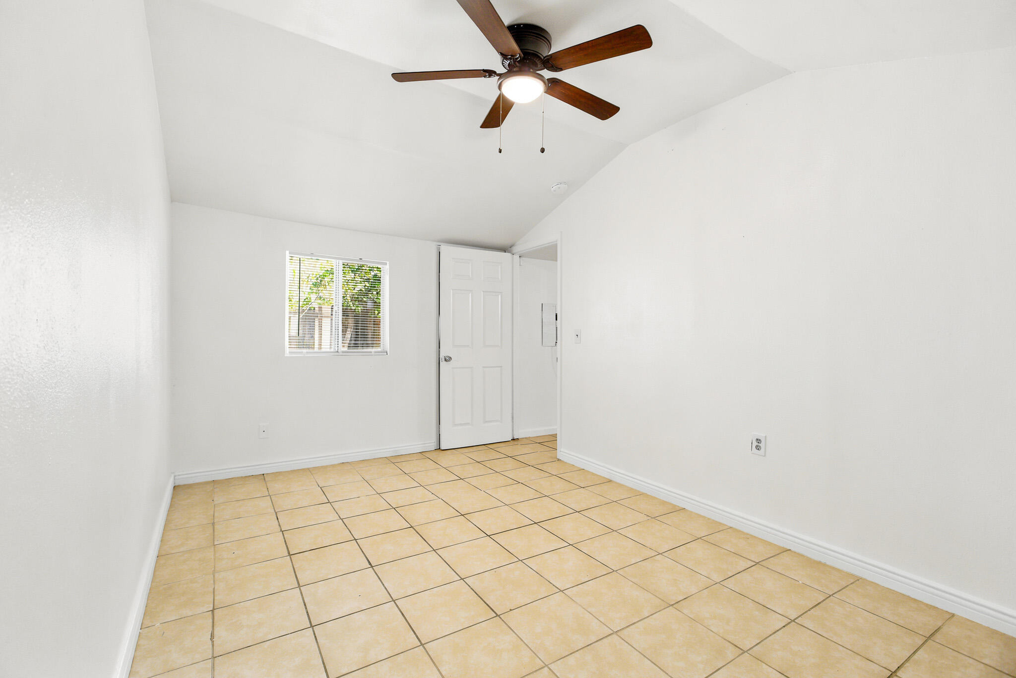 233 W River Ave, Porterville, CA 93257