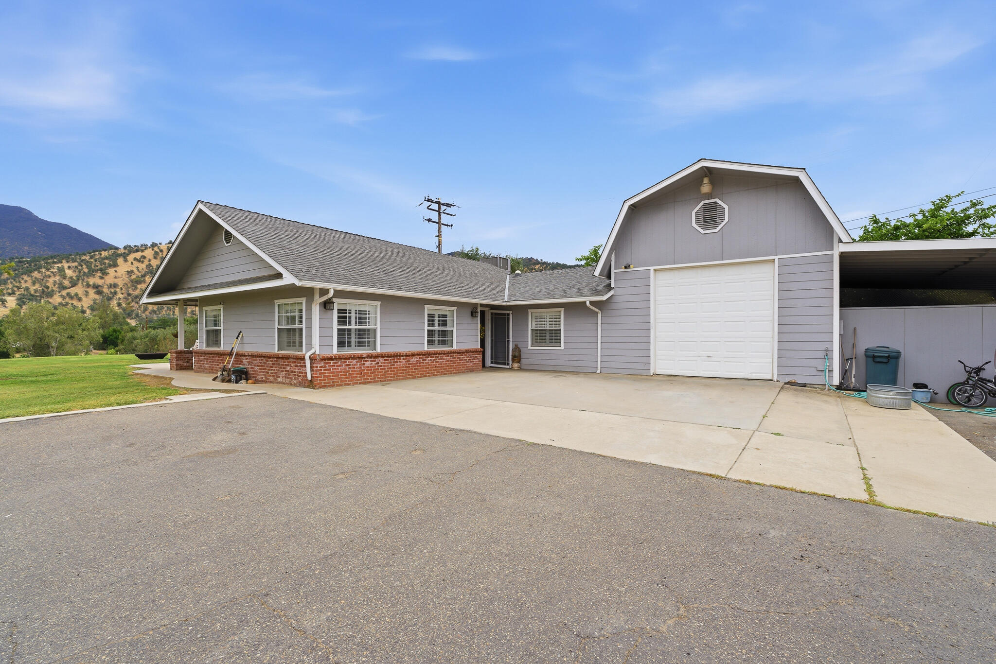 33614 Globe Dr, Springville, CA 93265