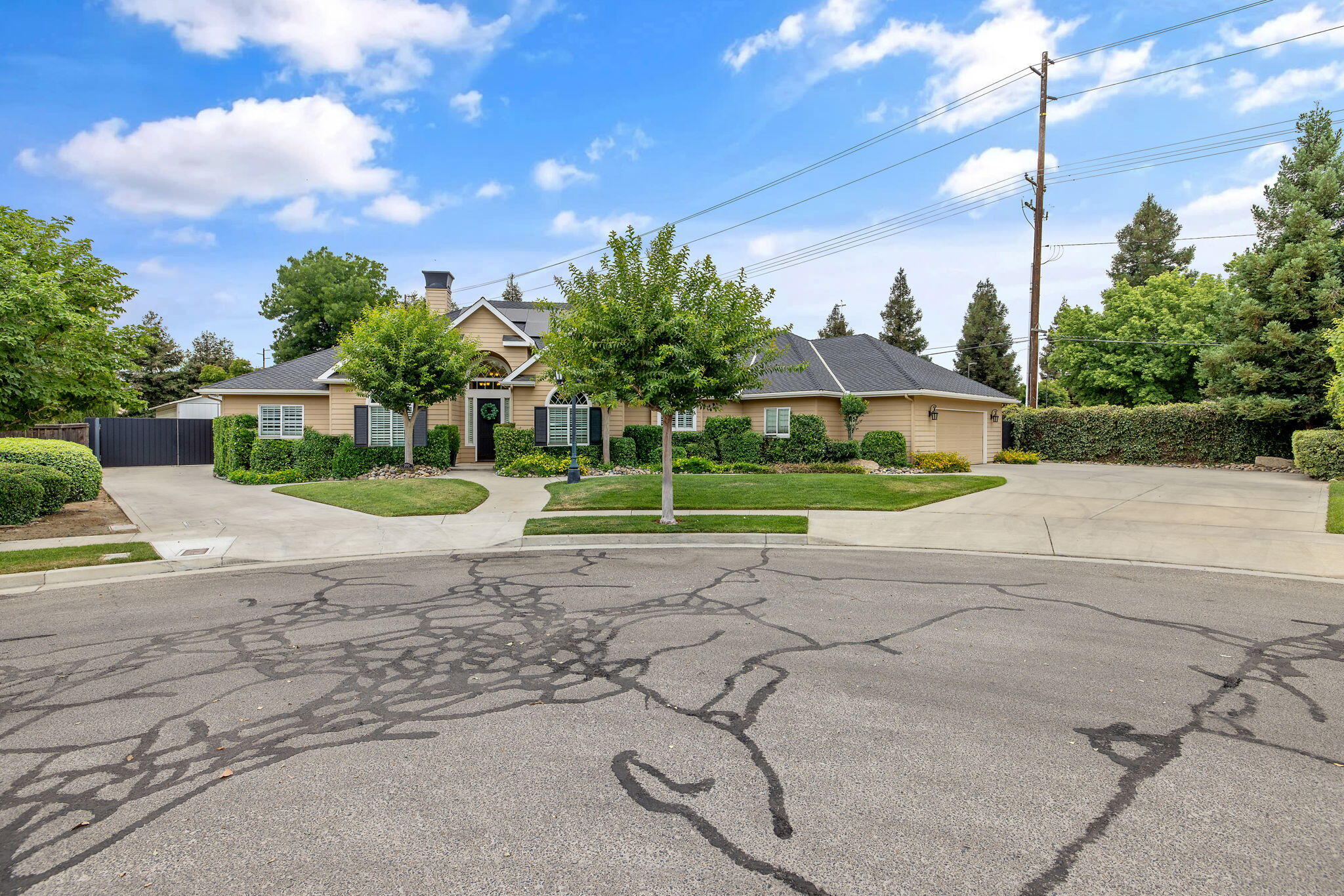 2015 S El Cajon Ct, Visalia, CA 93277
