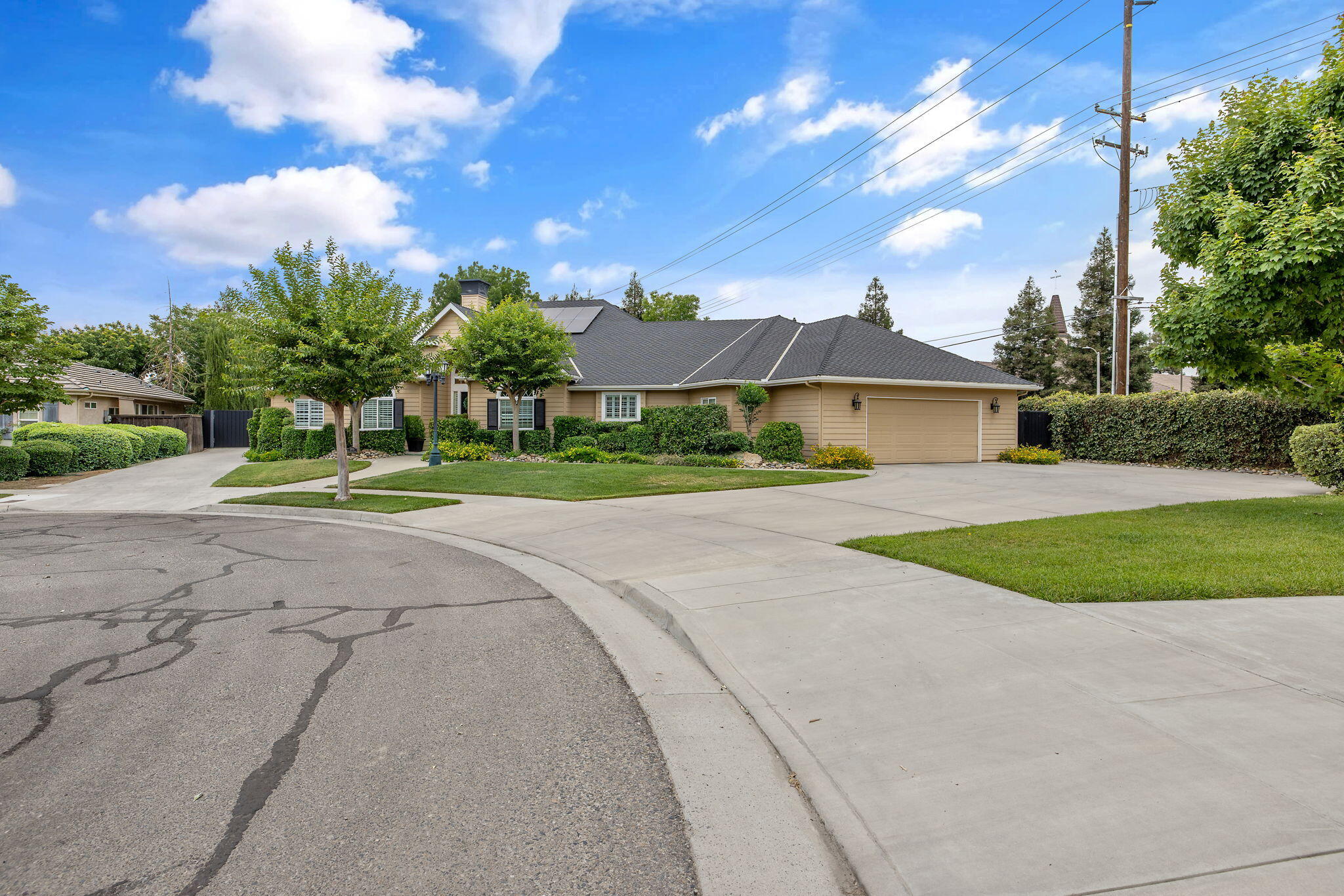 2015 S El Cajon Ct, Visalia, CA 93277