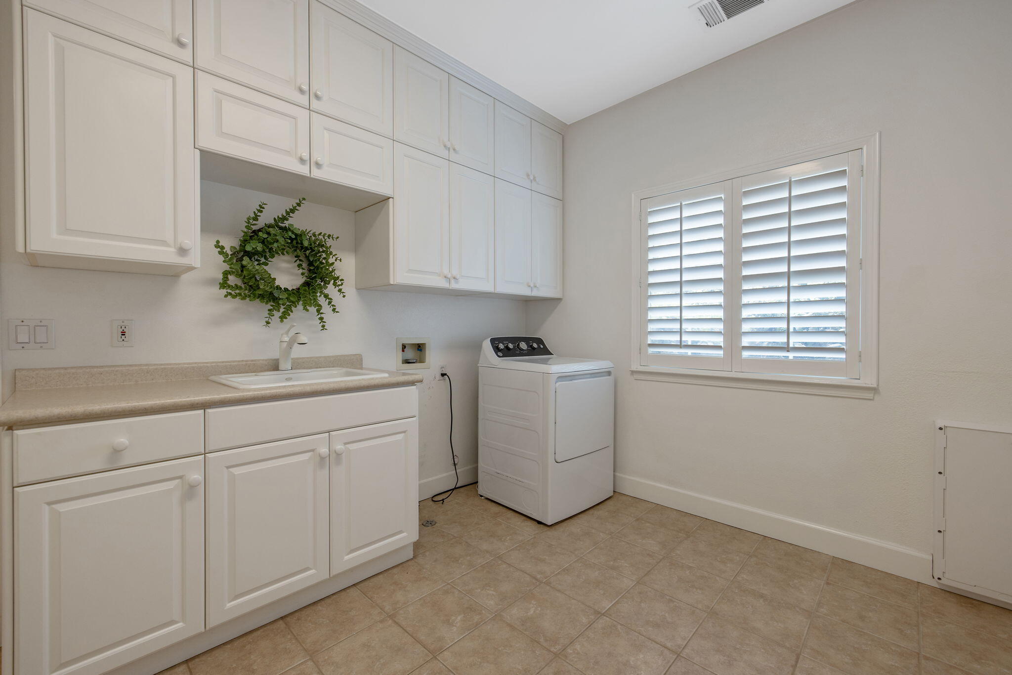 2015 S El Cajon Ct, Visalia, CA 93277