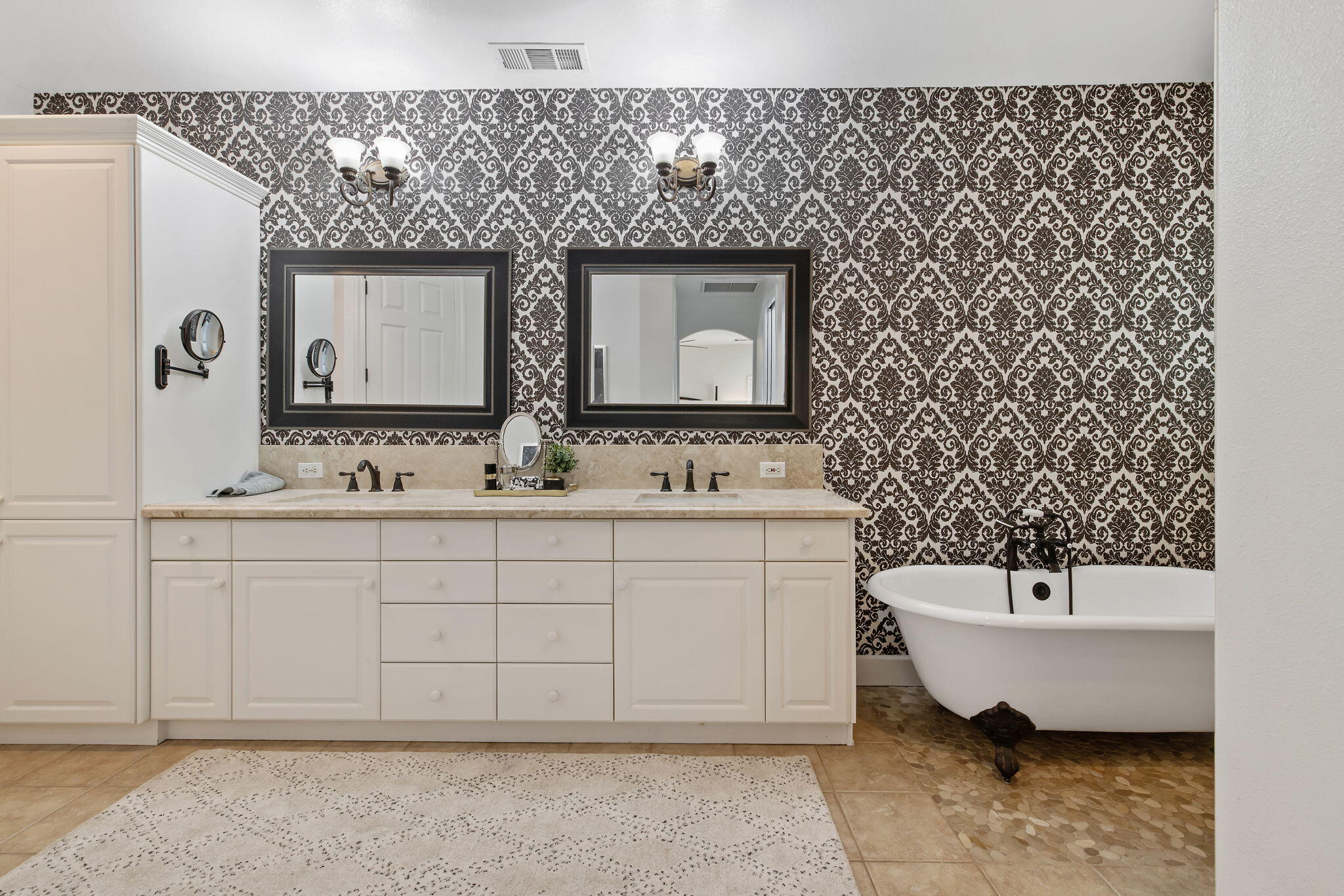 2015 S El Cajon Ct, Visalia, CA 93277