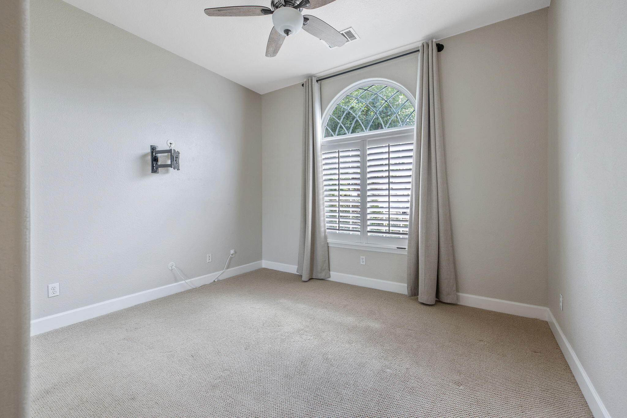 2015 S El Cajon Ct, Visalia, CA 93277