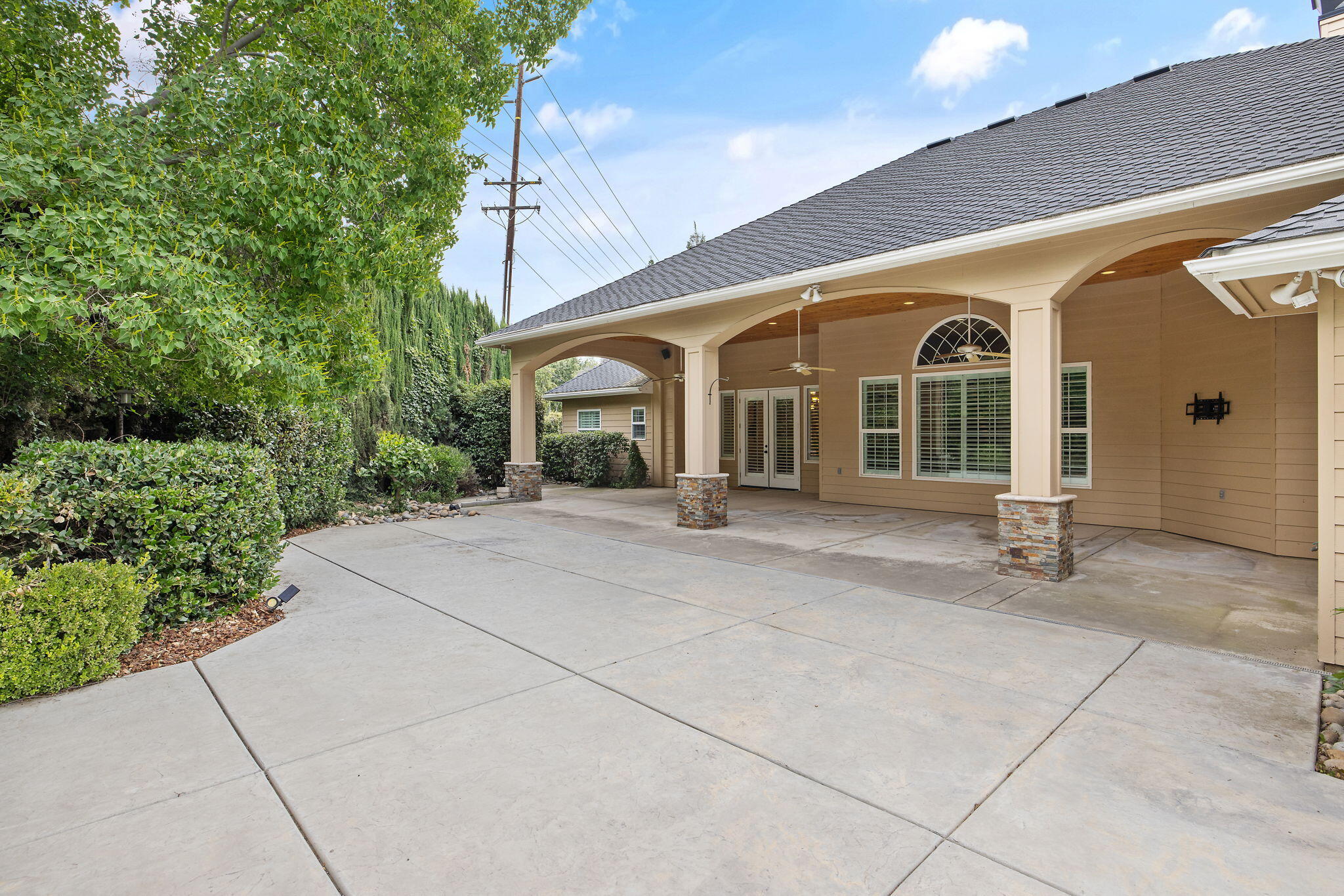 2015 S El Cajon Ct, Visalia, CA 93277