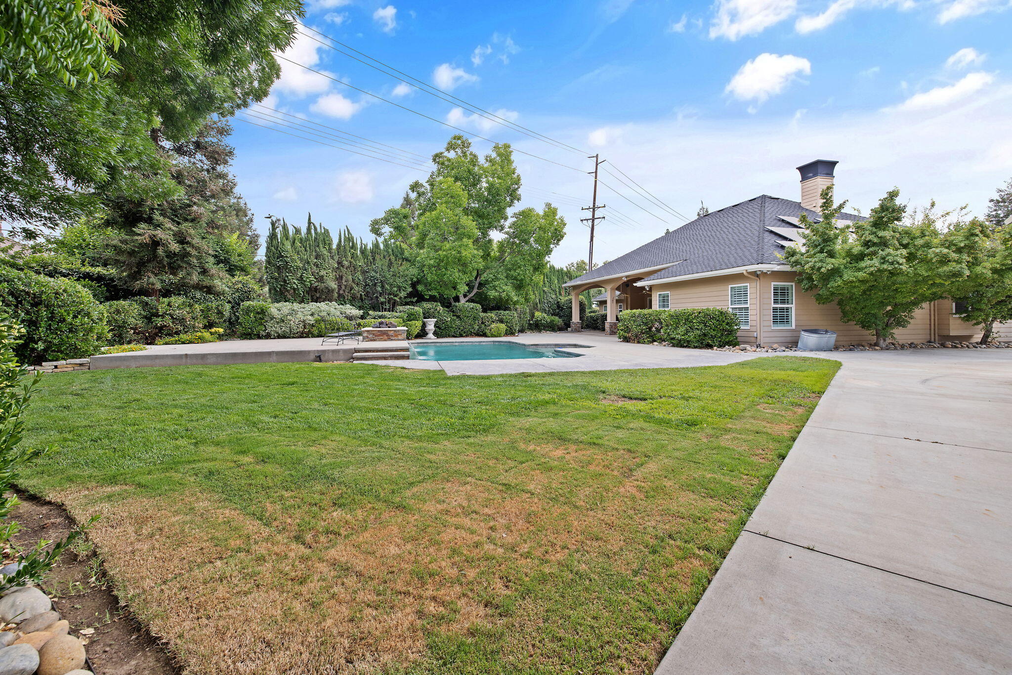 2015 S El Cajon Ct, Visalia, CA 93277