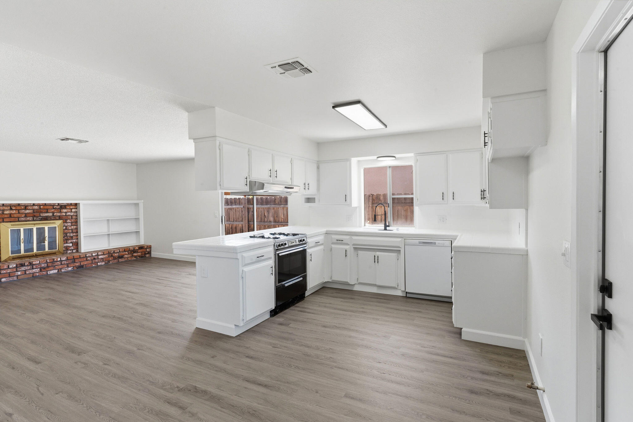 2117 Beechwood Ct, Hanford, CA 93230