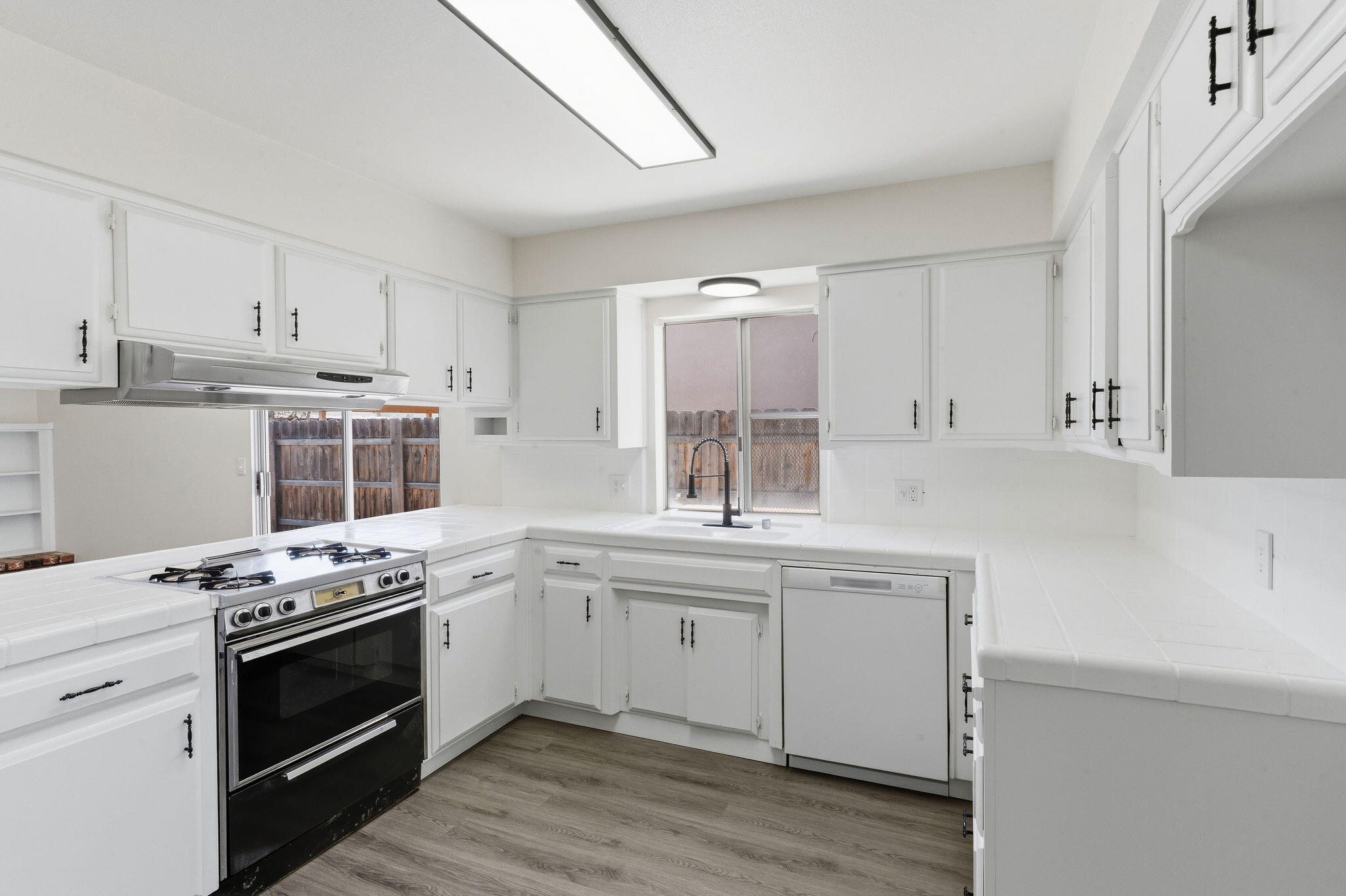 2117 Beechwood Ct, Hanford, CA 93230