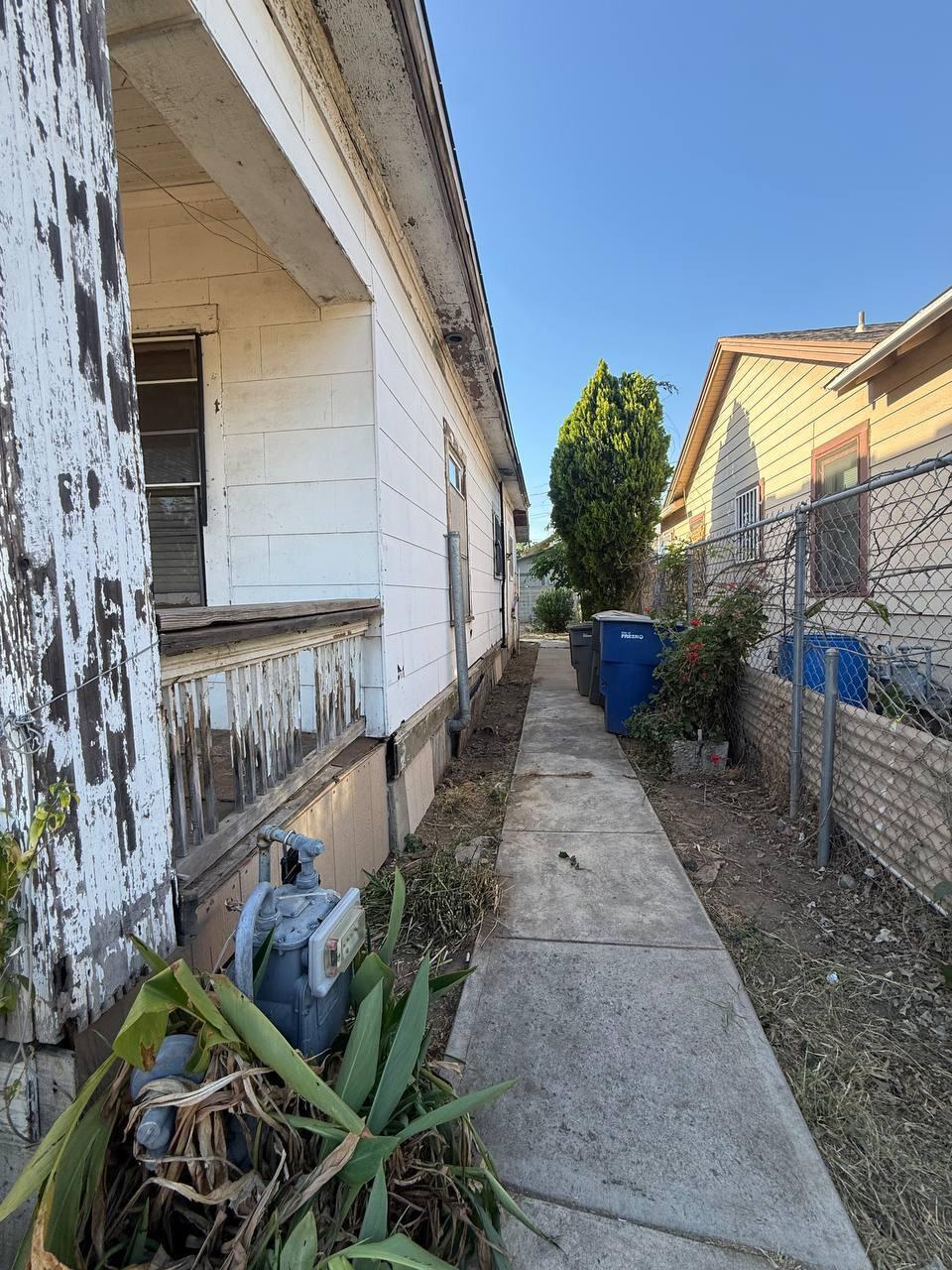 1129 E Nevada Ave, Fresno, CA 93701