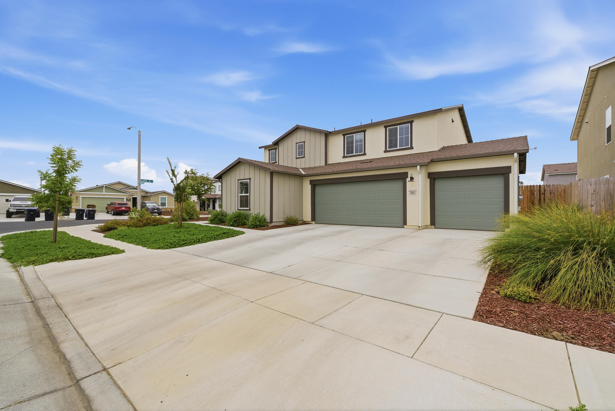 1143 E Packwood Ave, Visalia, CA 93292