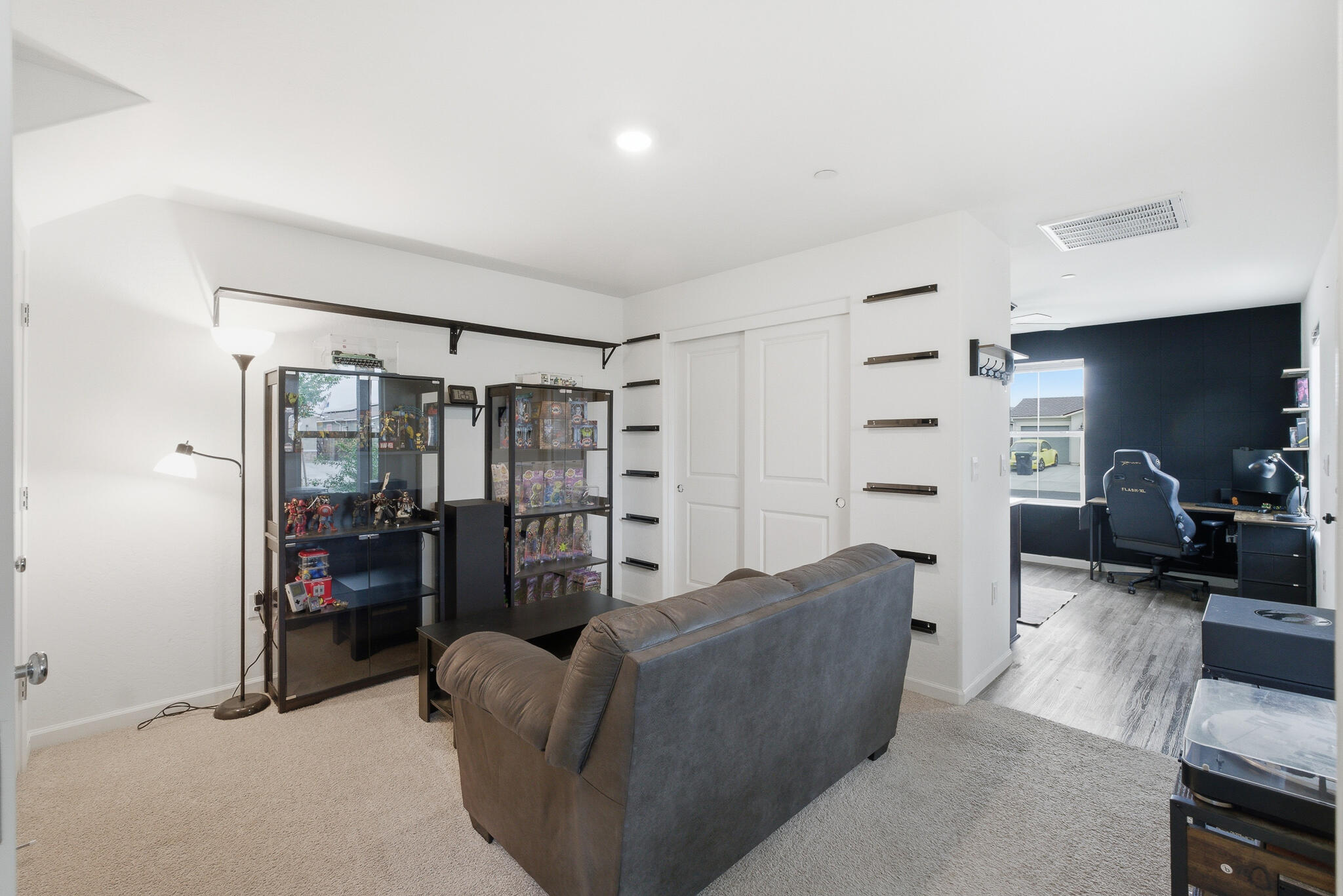 1143 E Packwood Ave, Visalia, CA 93292