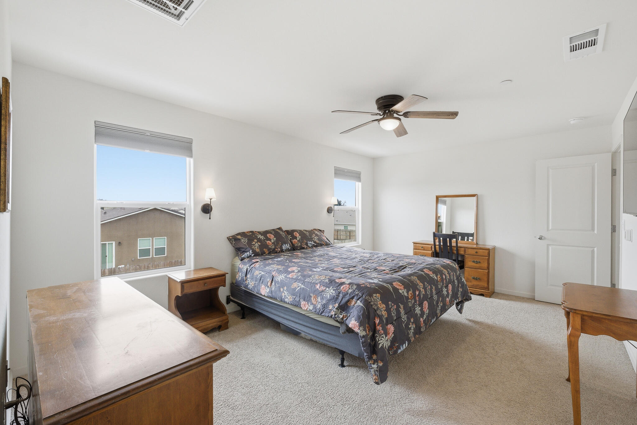 1143 E Packwood Ave, Visalia, CA 93292