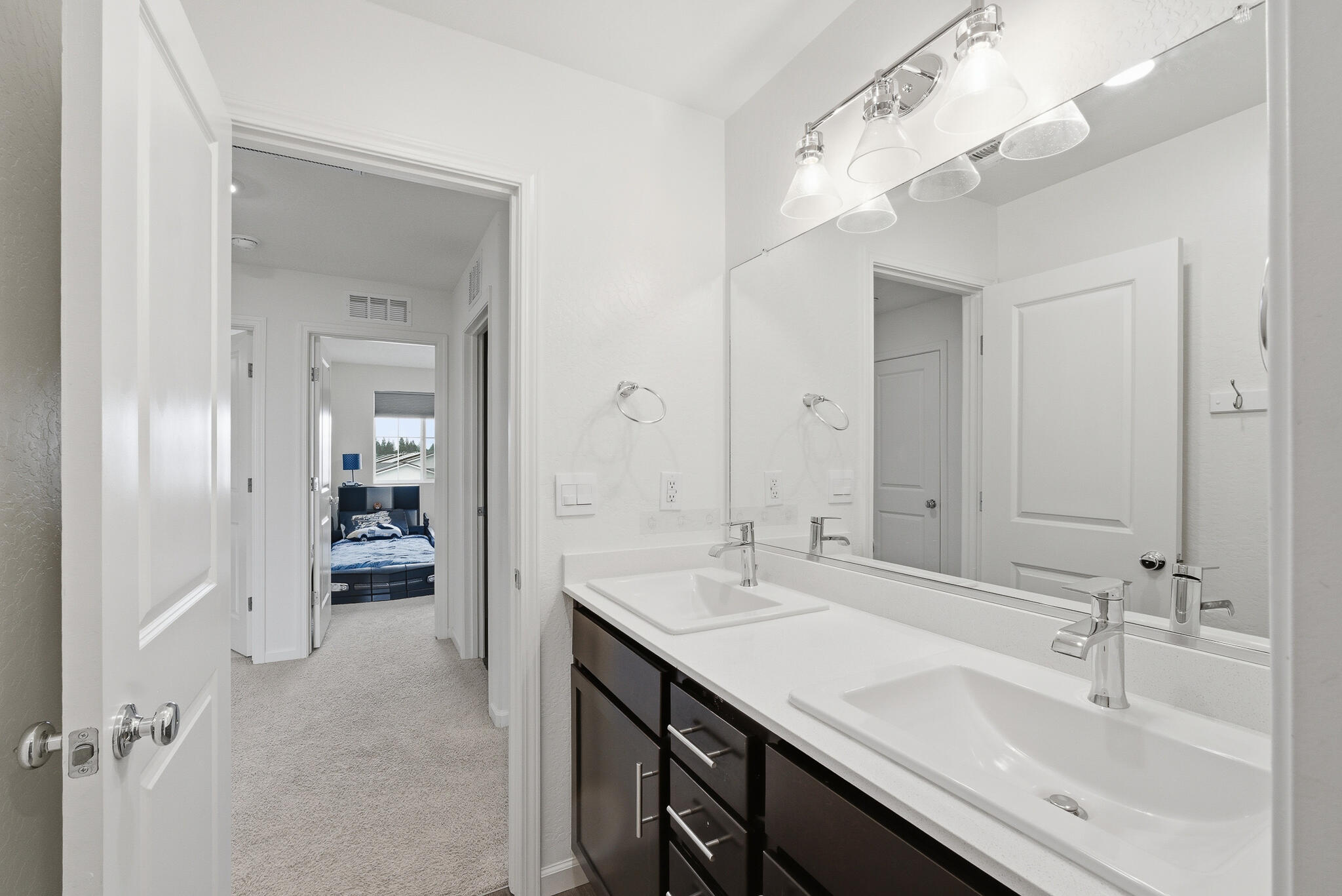 1143 E Packwood Ave, Visalia, CA 93292