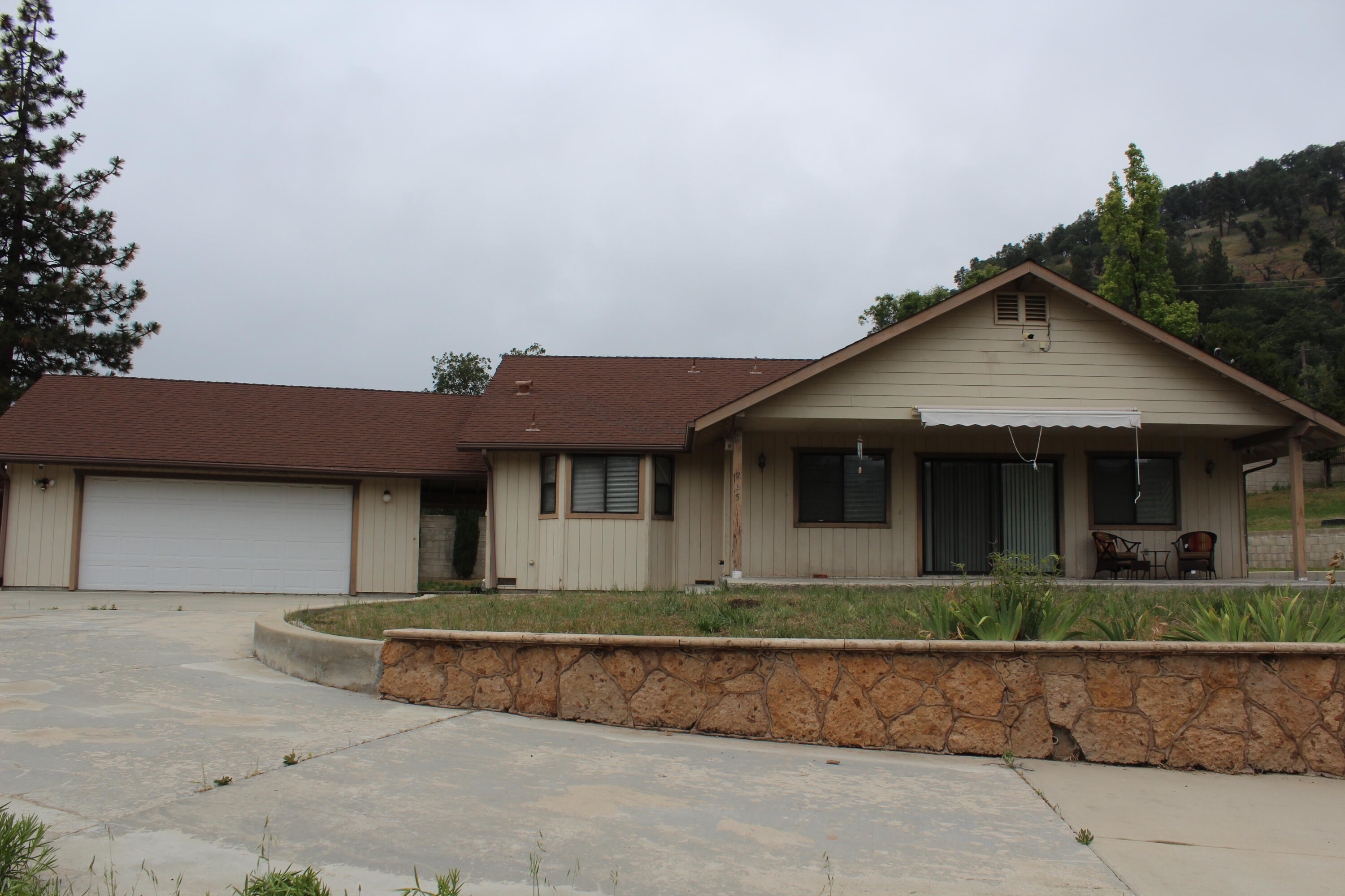 265 Pierpoint Dr, Springville, CA 93265