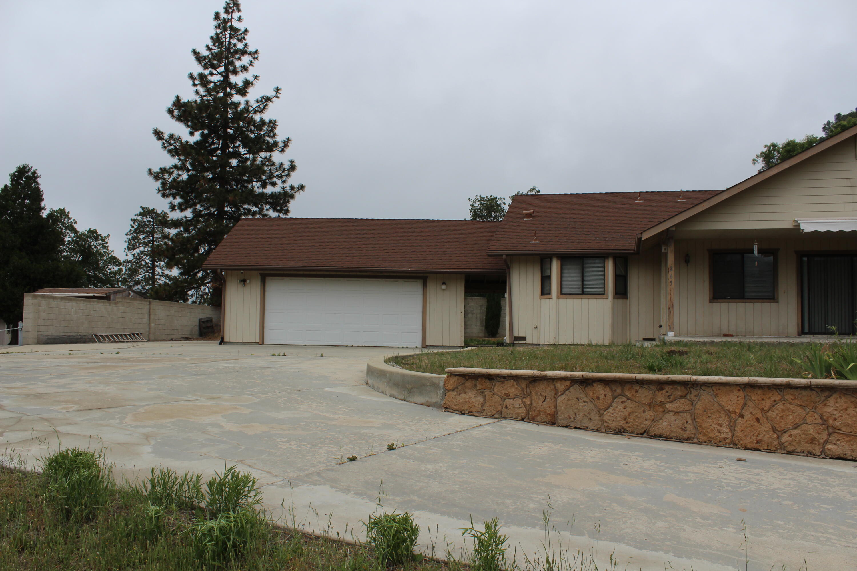 265 Pierpoint Dr, Springville, CA 93265